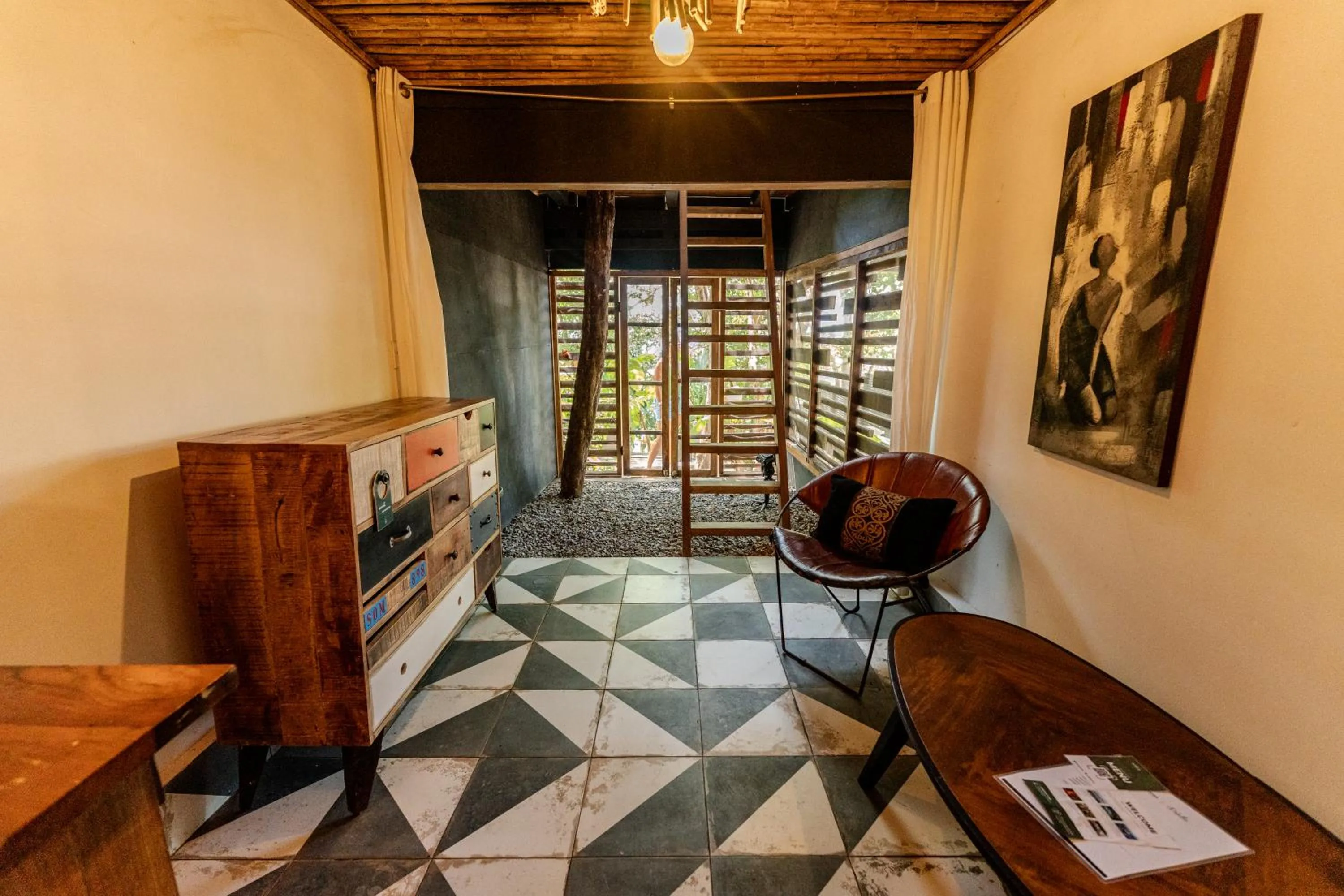 Living room in Saboga Lodge