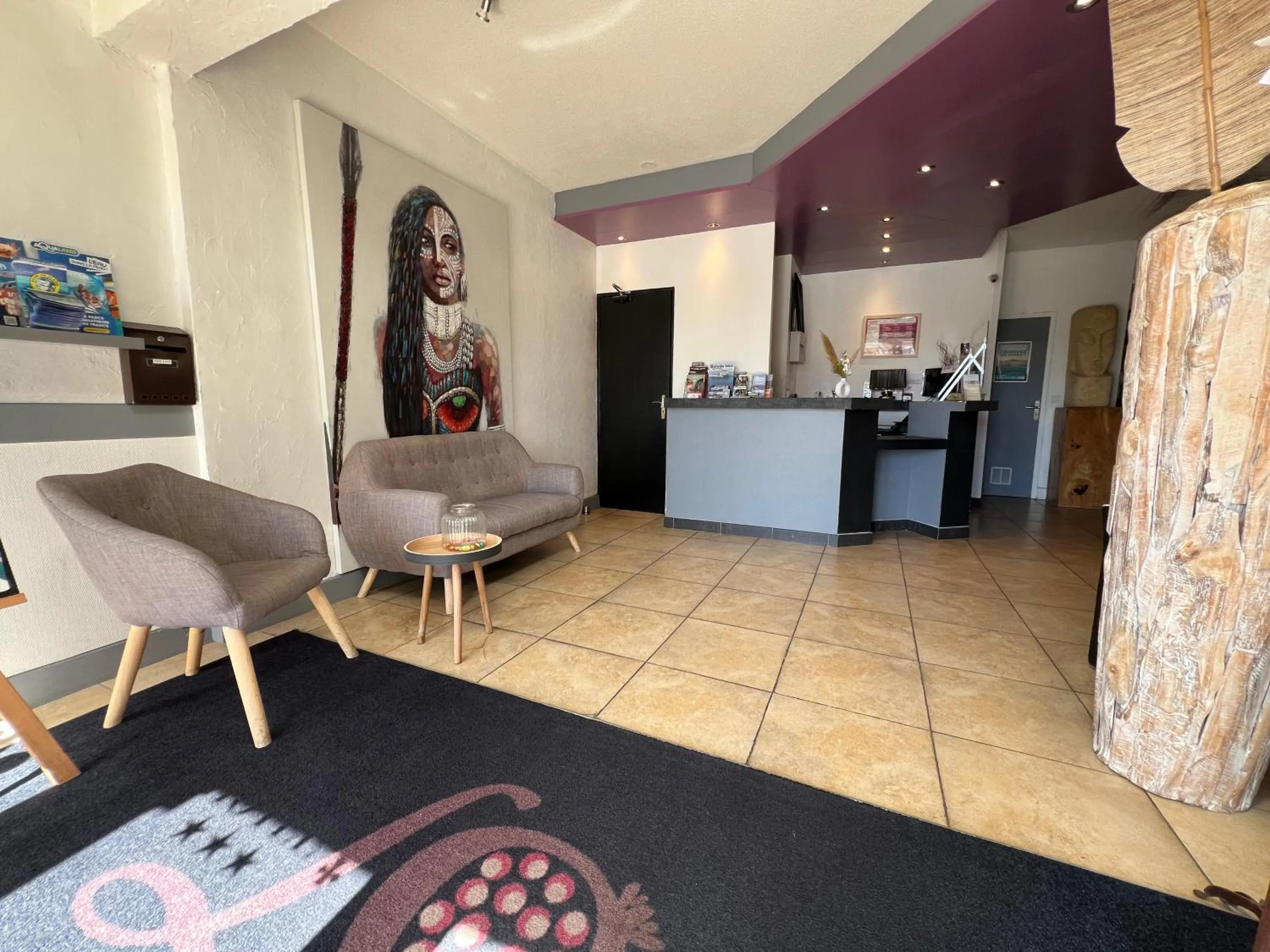 Lobby or reception in Logis Hôtel Les Grenadines