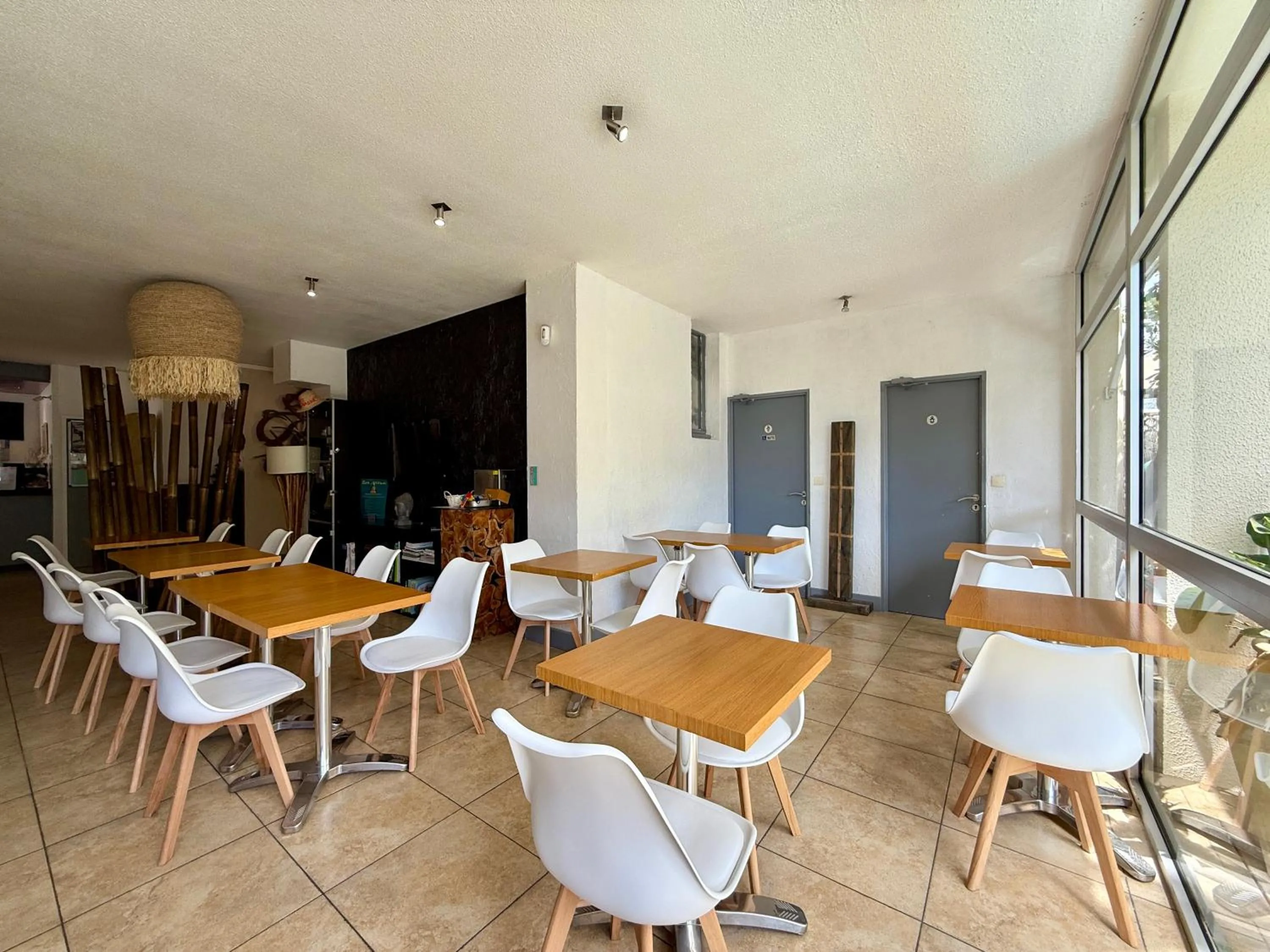 Restaurant/places to eat in Logis Hôtel Les Grenadines