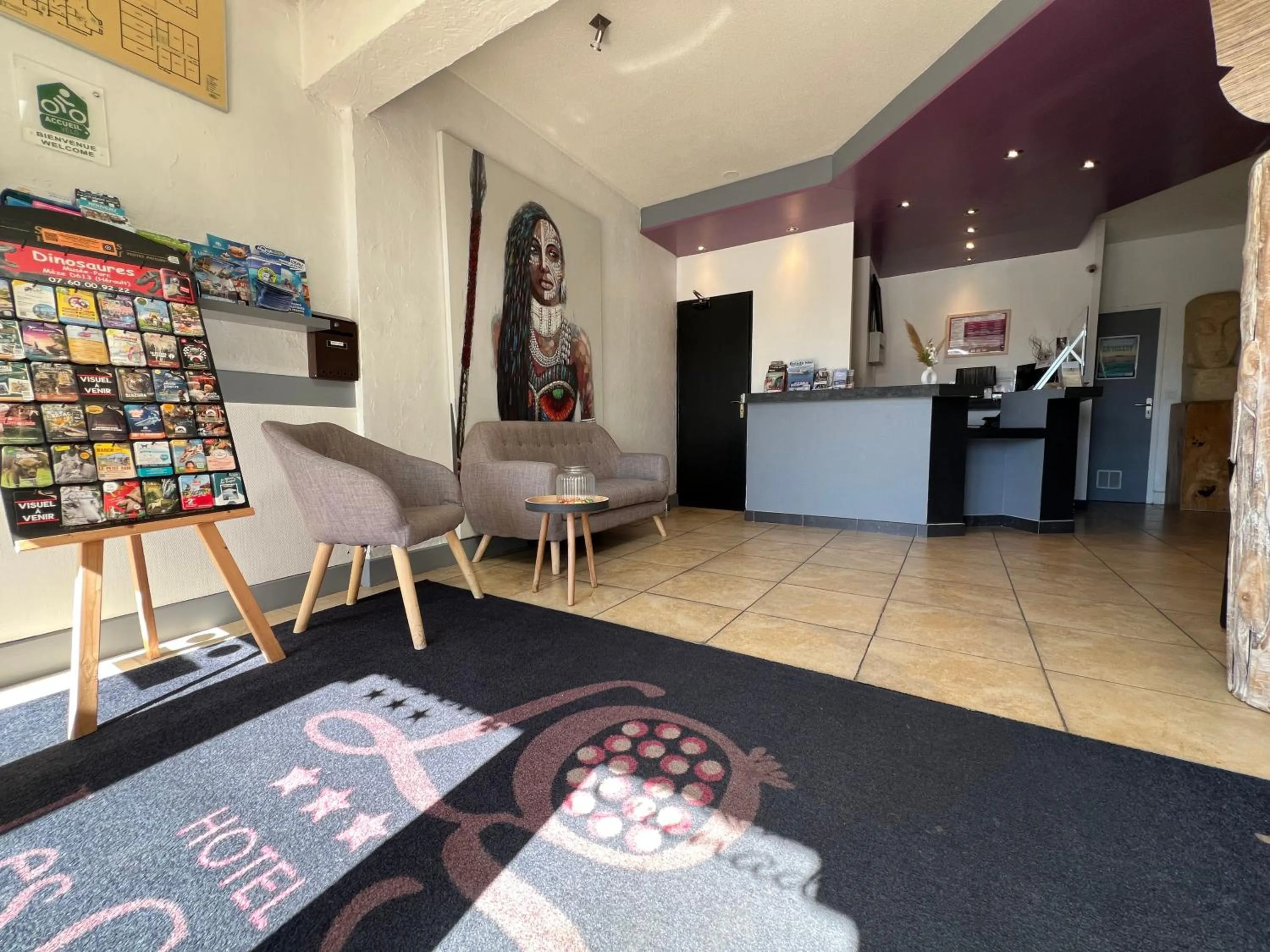 Lobby or reception in Logis Hôtel Les Grenadines