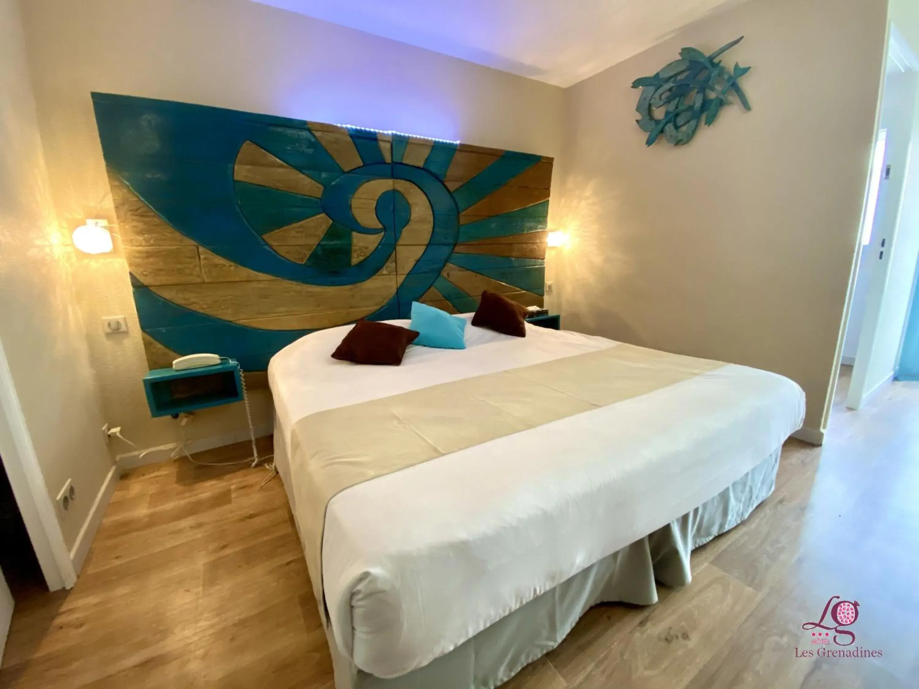Large Double Room with Balcony in Logis Hôtel Les Grenadines Large Double Room with Balcony in Logis Hôtel Les Grenadines