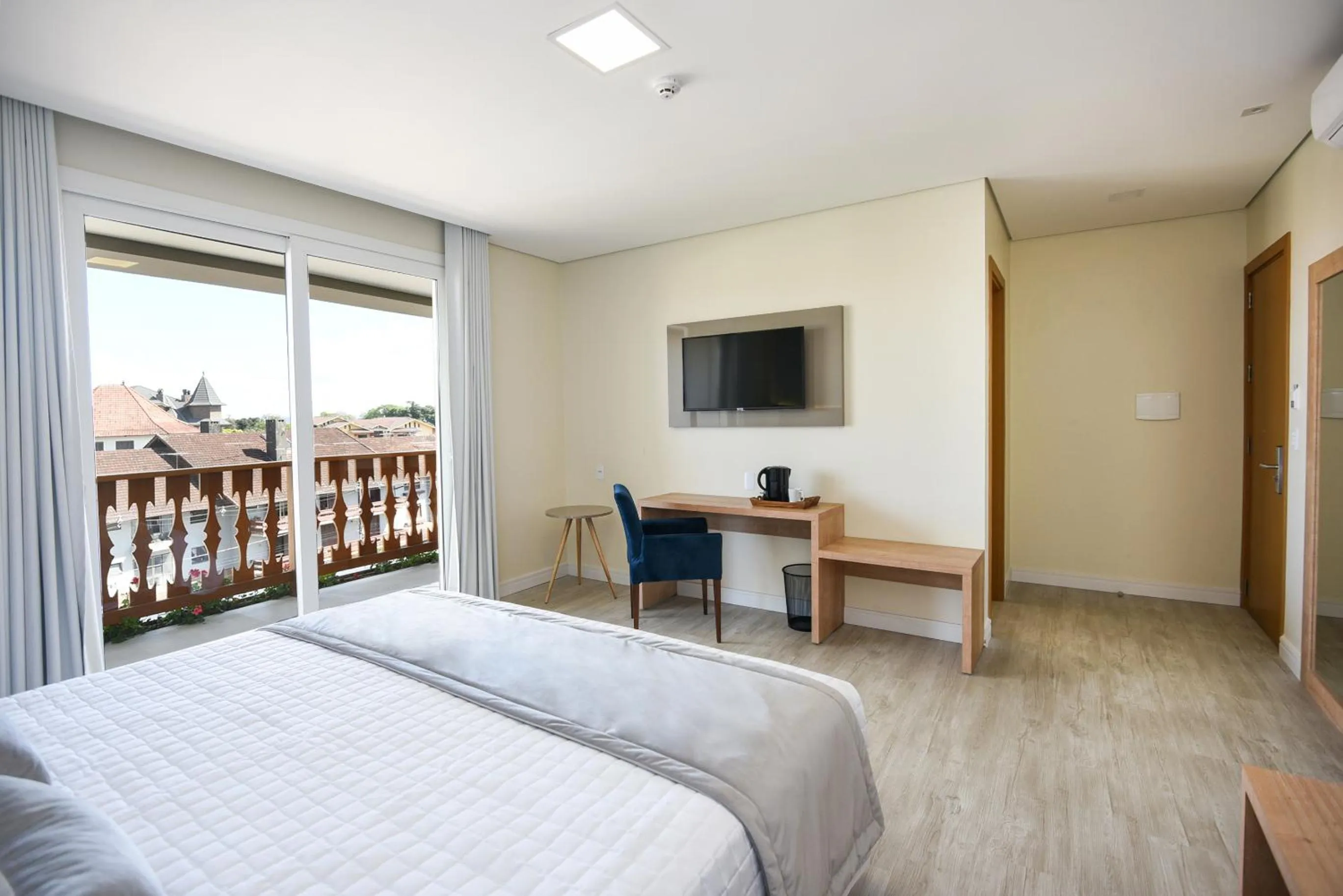 Photo of the whole room, Bed in Hotel Alles Berg