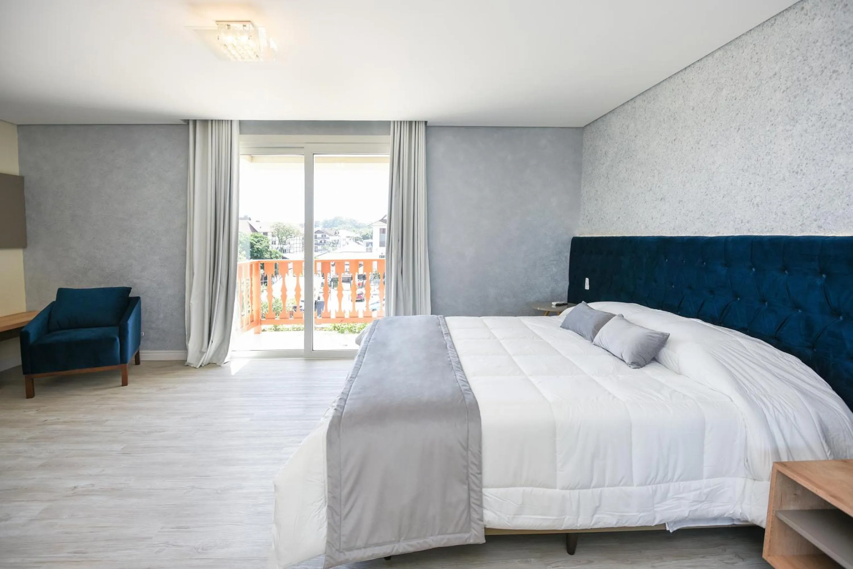 Photo of the whole room, Bed in Hotel Alles Berg