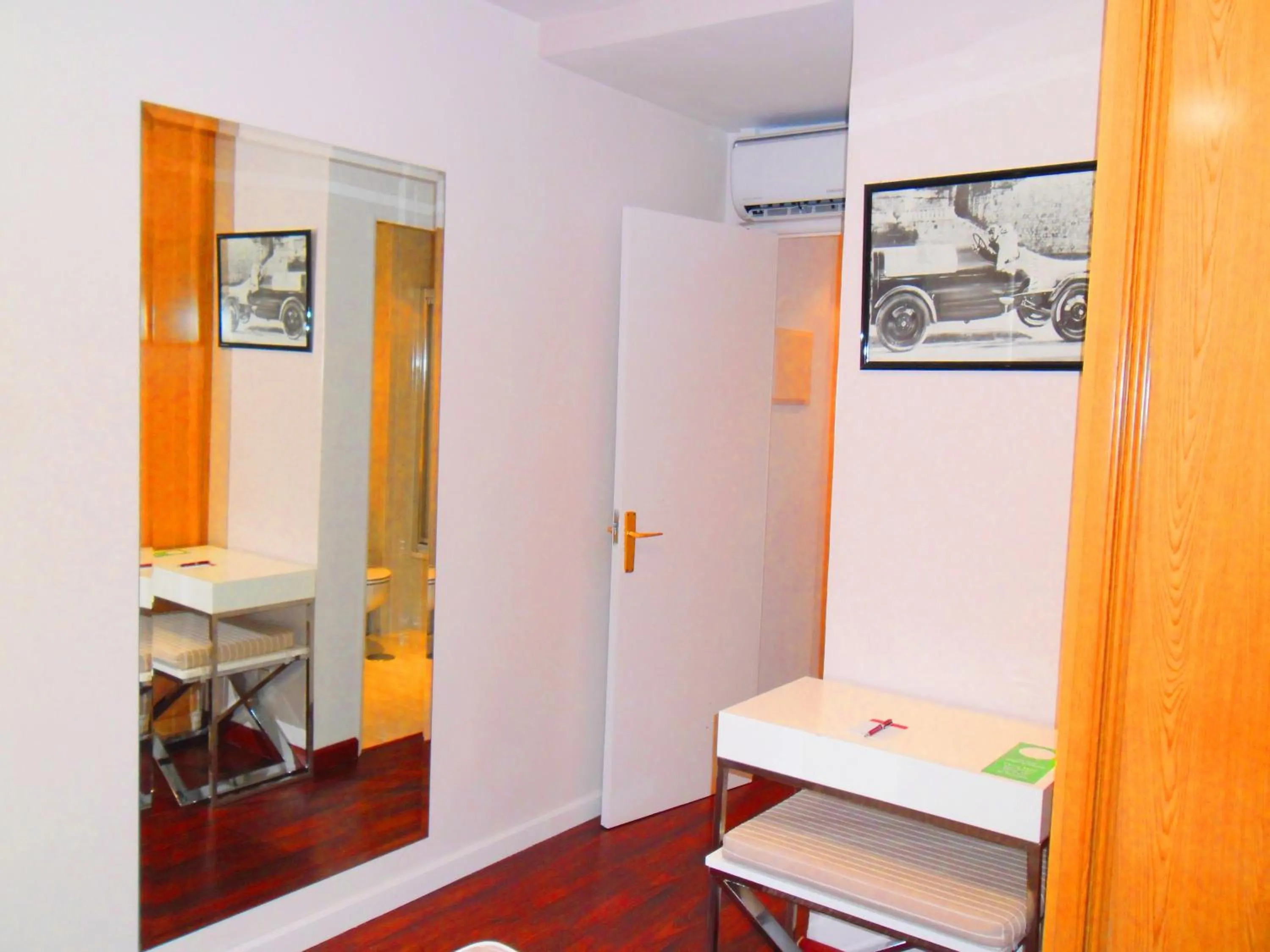 Photo of the whole room in Hotel Escuela Madrid