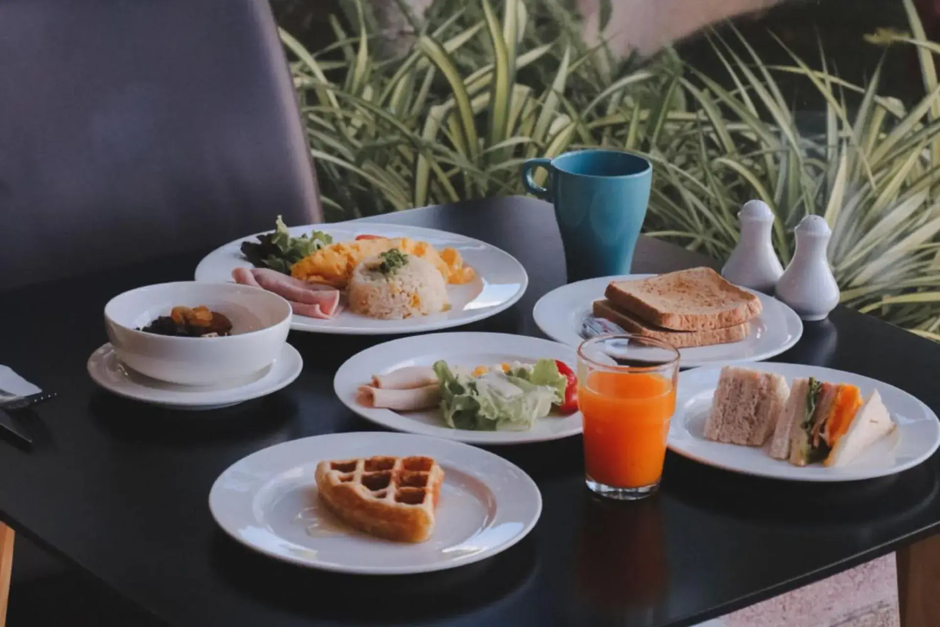 Restaurant/places to eat in Grand Asoke Suites Boutique Residence Restaurant/places to eat in Grand Asoke Suites Boutique Residence