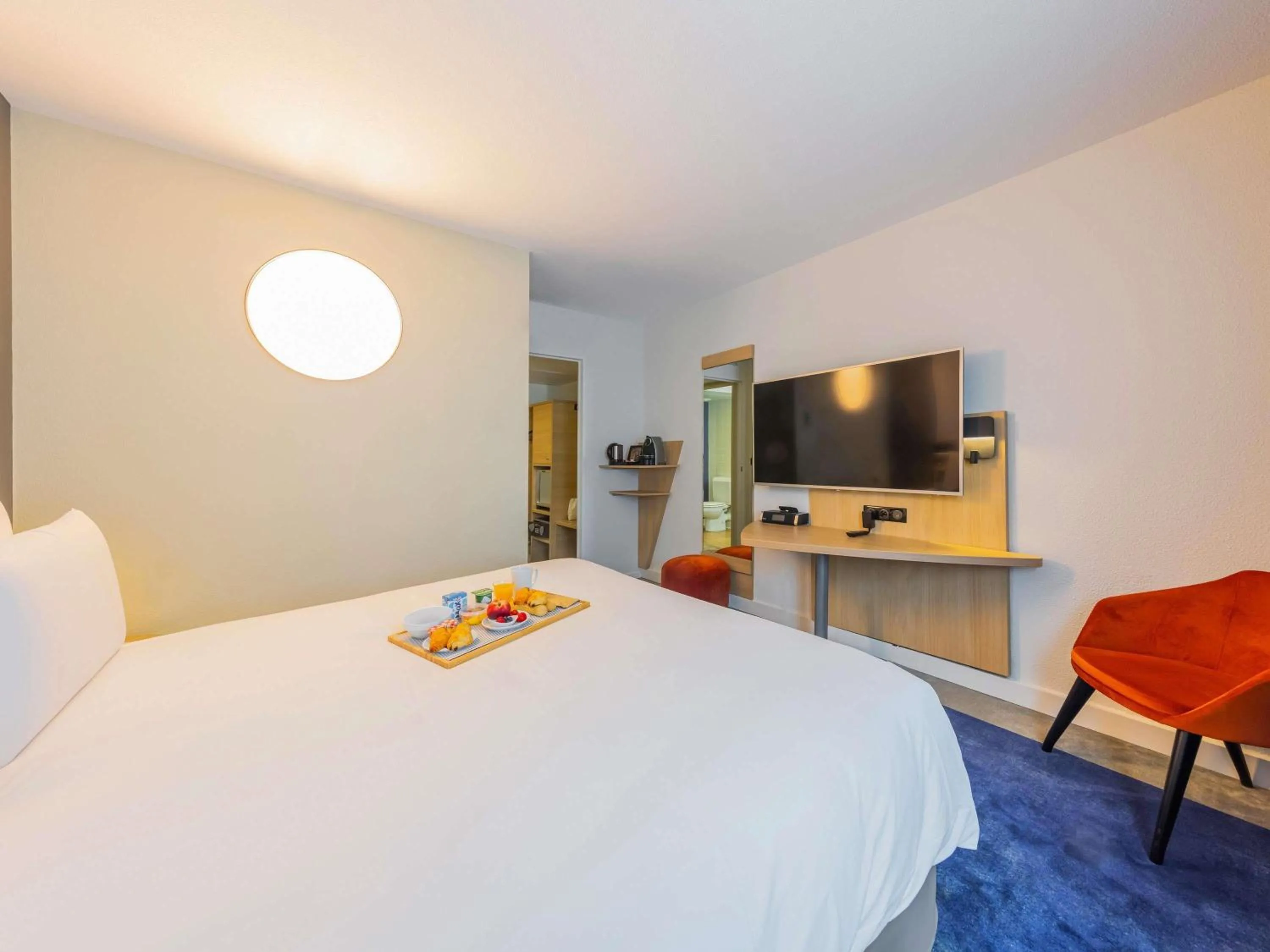 Bedroom, Bed in Mercure Paris Massy Gare TGV