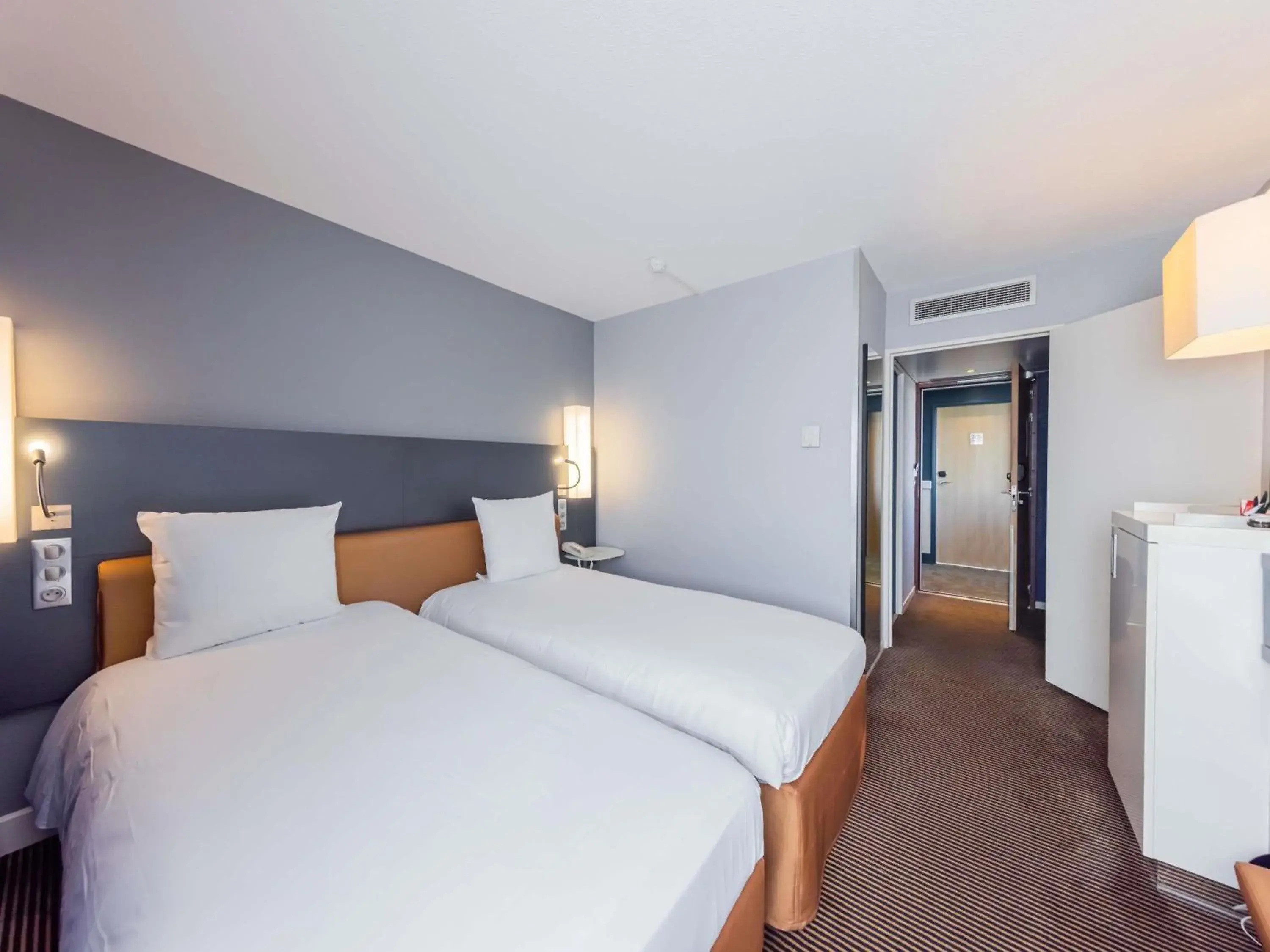 Bedroom, Bed in Mercure Paris Massy Gare TGV Bedroom, Bed in Mercure Paris Massy Gare TGV