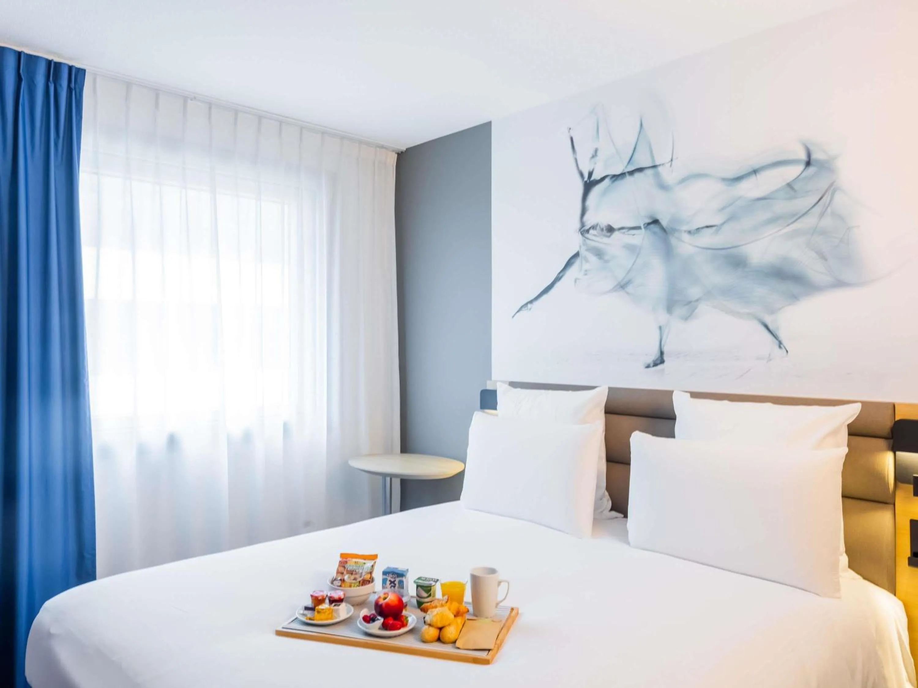 Bedroom, Bed in Mercure Paris Massy Gare TGV