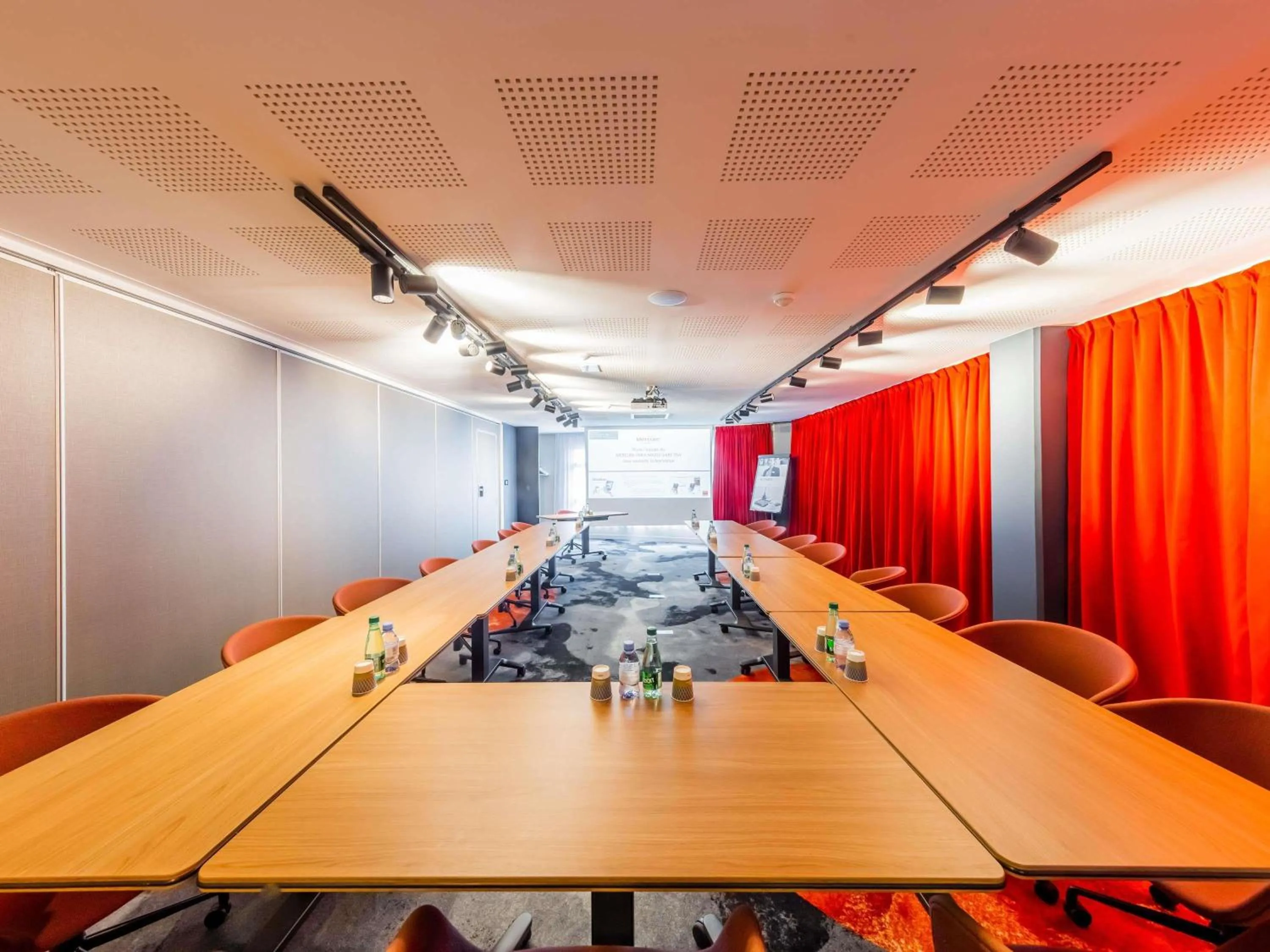 Meeting/conference room in Mercure Paris Massy Gare TGV