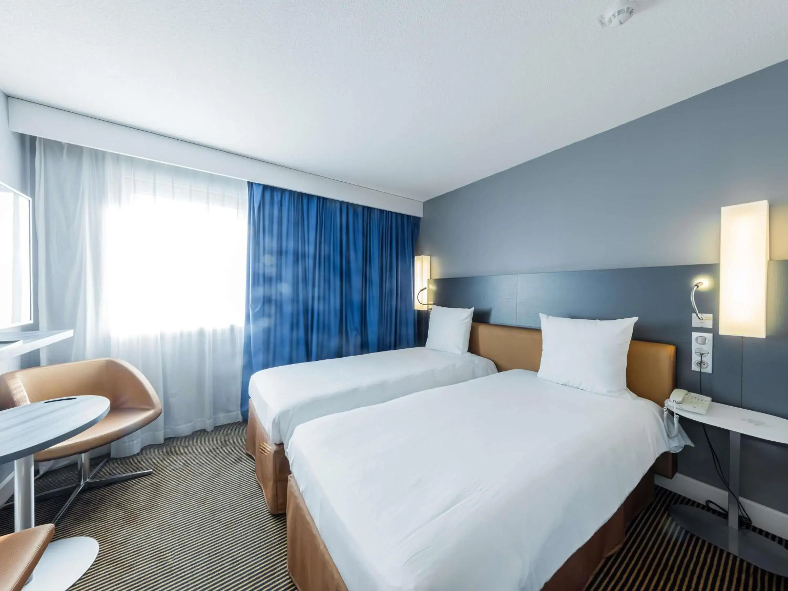 Bedroom, Bed in Mercure Paris Massy Gare TGV Bedroom, Bed in Mercure Paris Massy Gare TGV