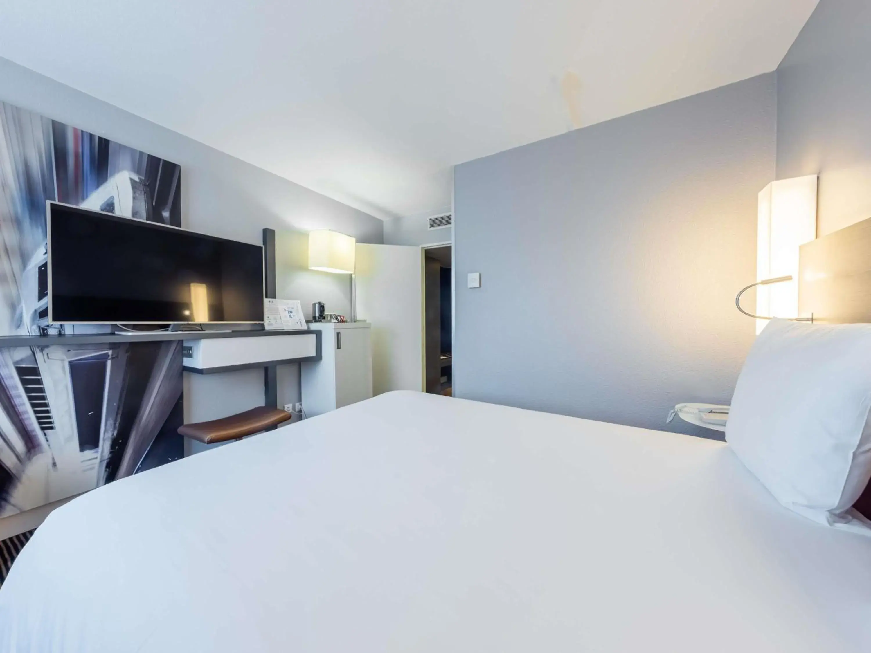 Bedroom, Bed in Mercure Paris Massy Gare TGV Bedroom, Bed in Mercure Paris Massy Gare TGV