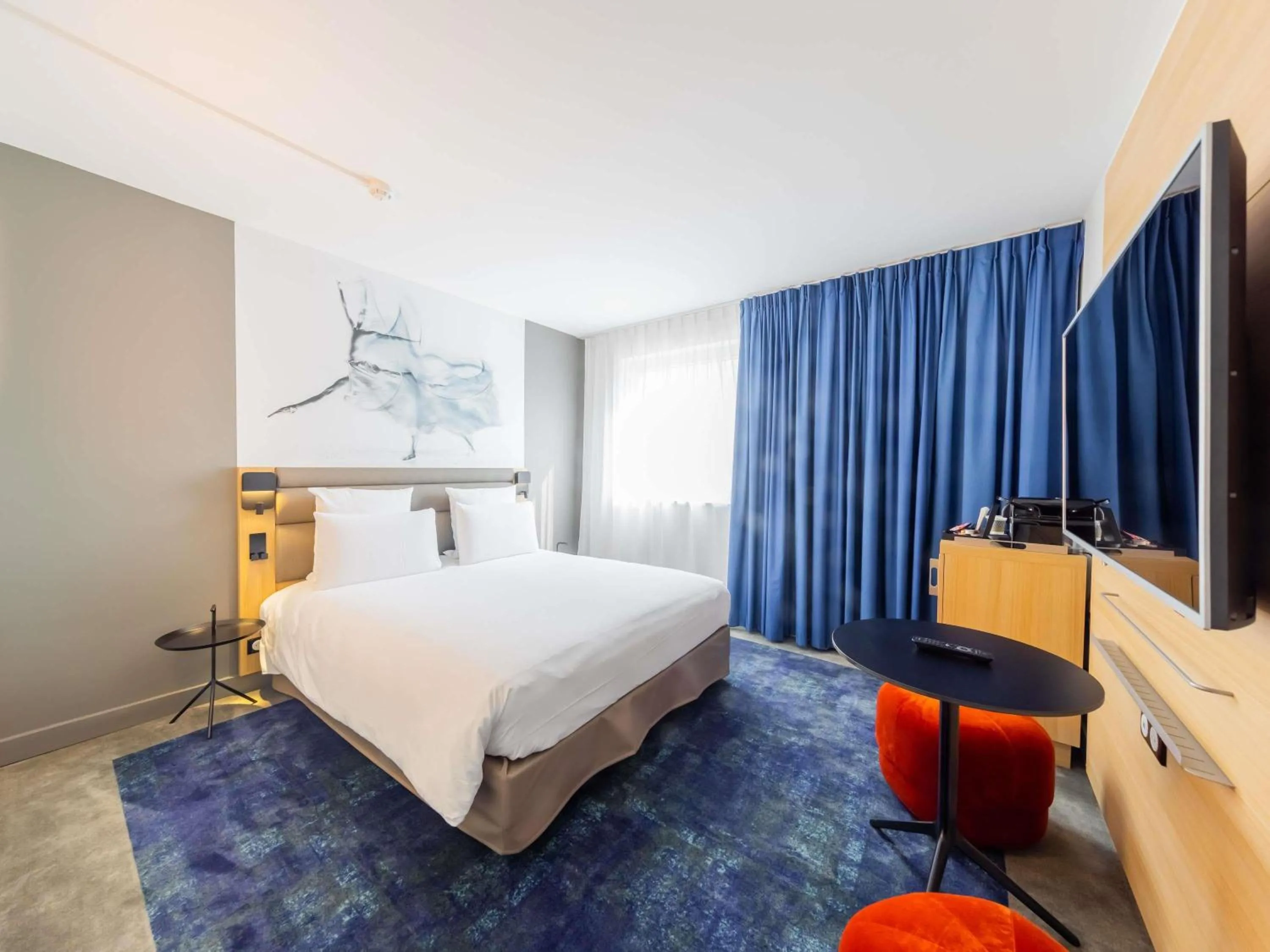 Property building, Bed in Mercure Paris Massy Gare TGV