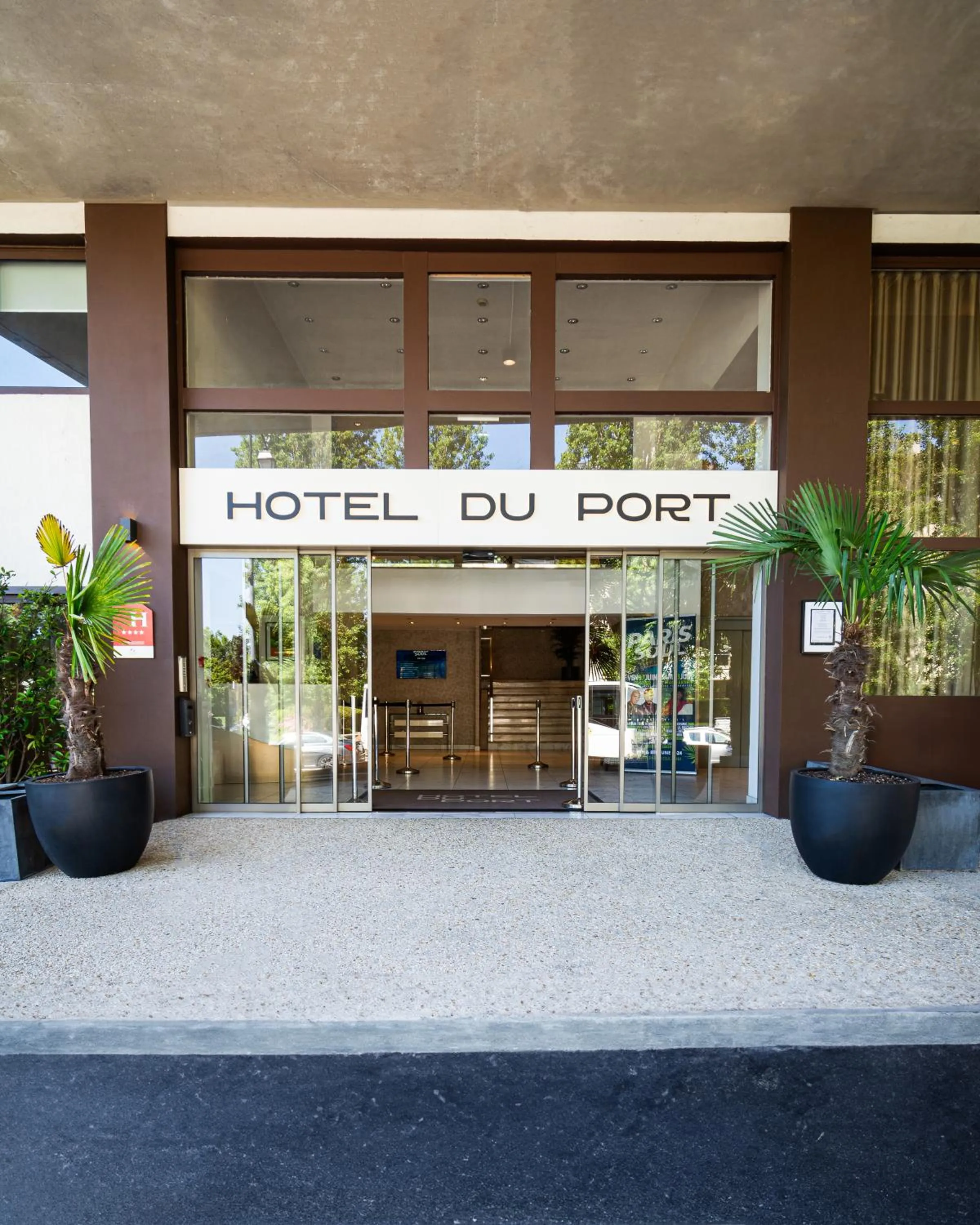 Facade/entrance in Hôtel du Port