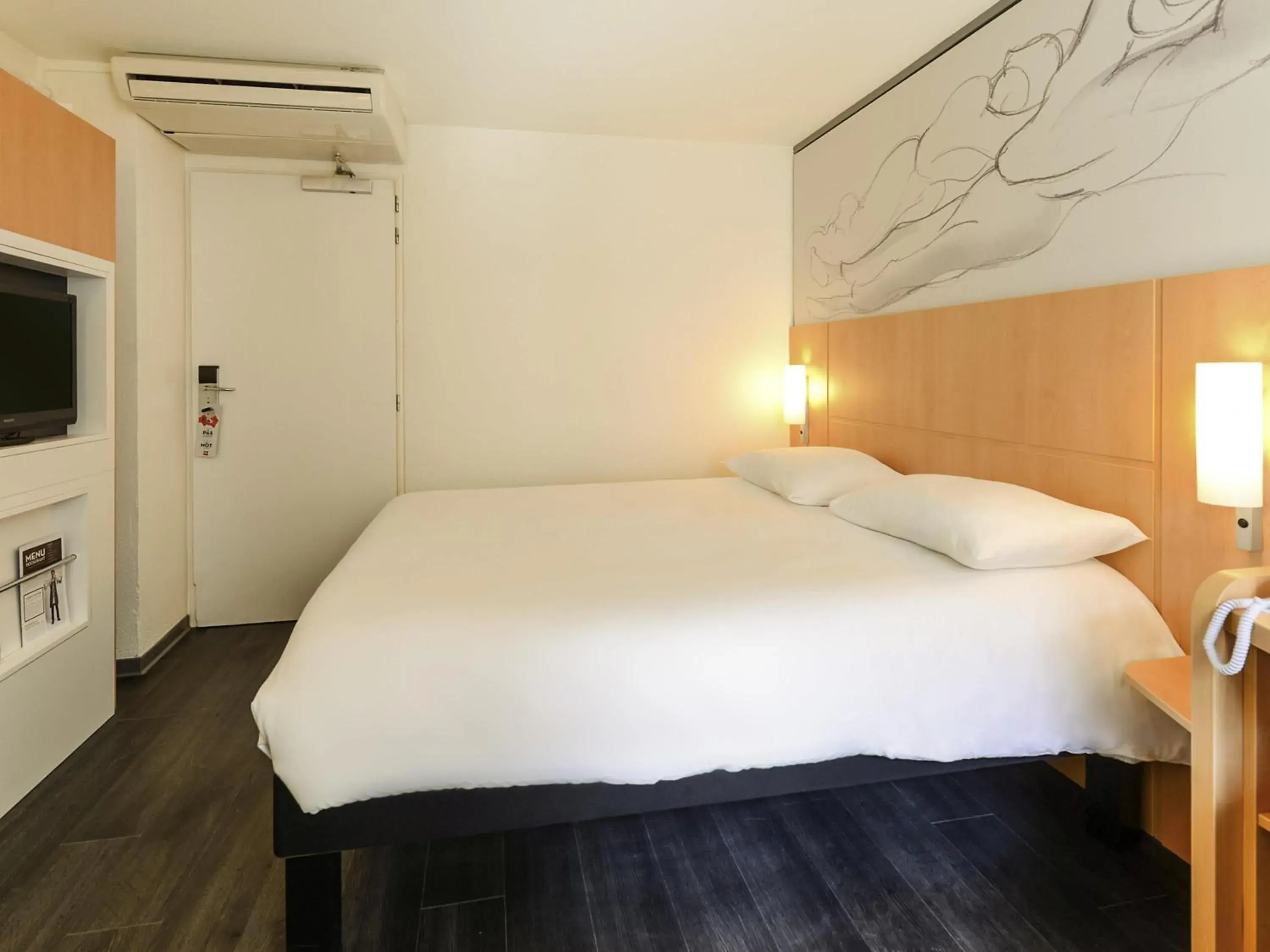 Bedroom, Bed in ibis Lyon Part Dieu Les Halles Bedroom, Bed in ibis Lyon Part Dieu Les Halles