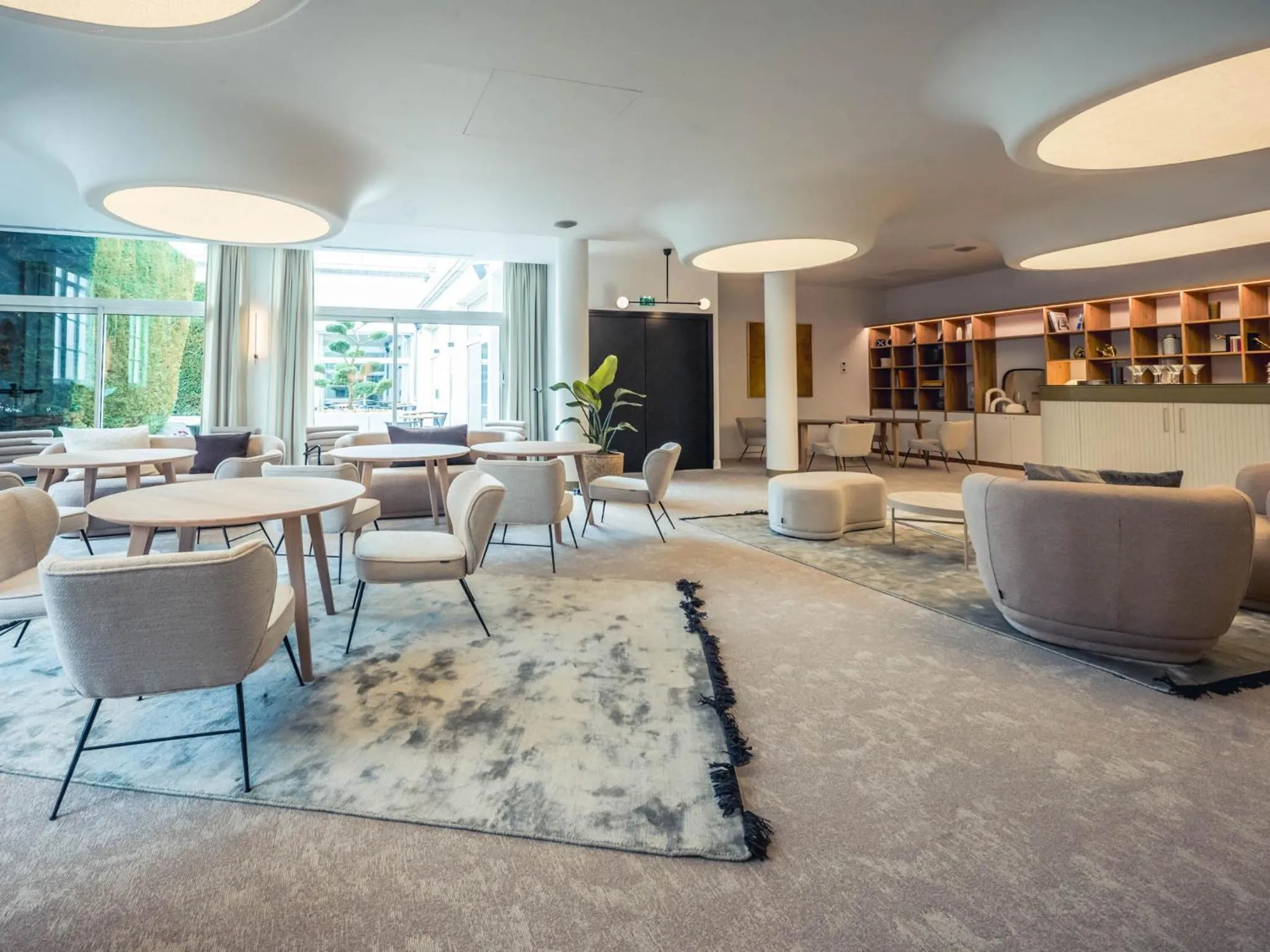 Seating area in Mercure Troyes Centre