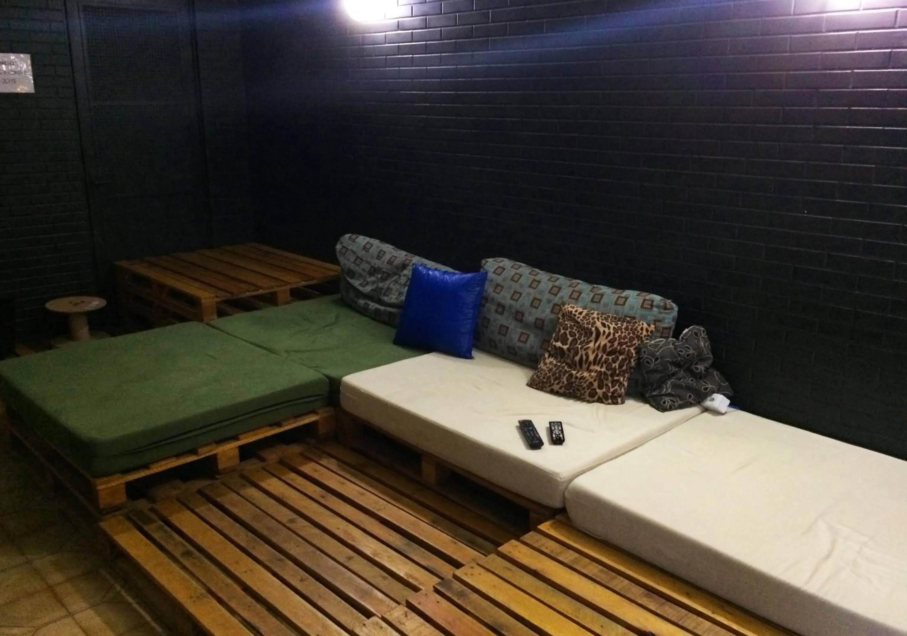 Communal lounge/ TV room in Micasa Hostel - Congonhas