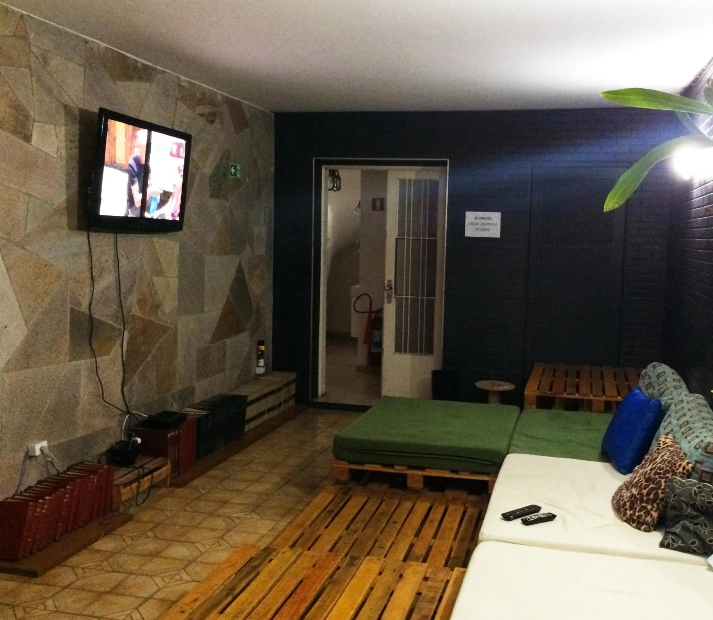 Communal lounge/ TV room in Micasa Hostel - Congonhas