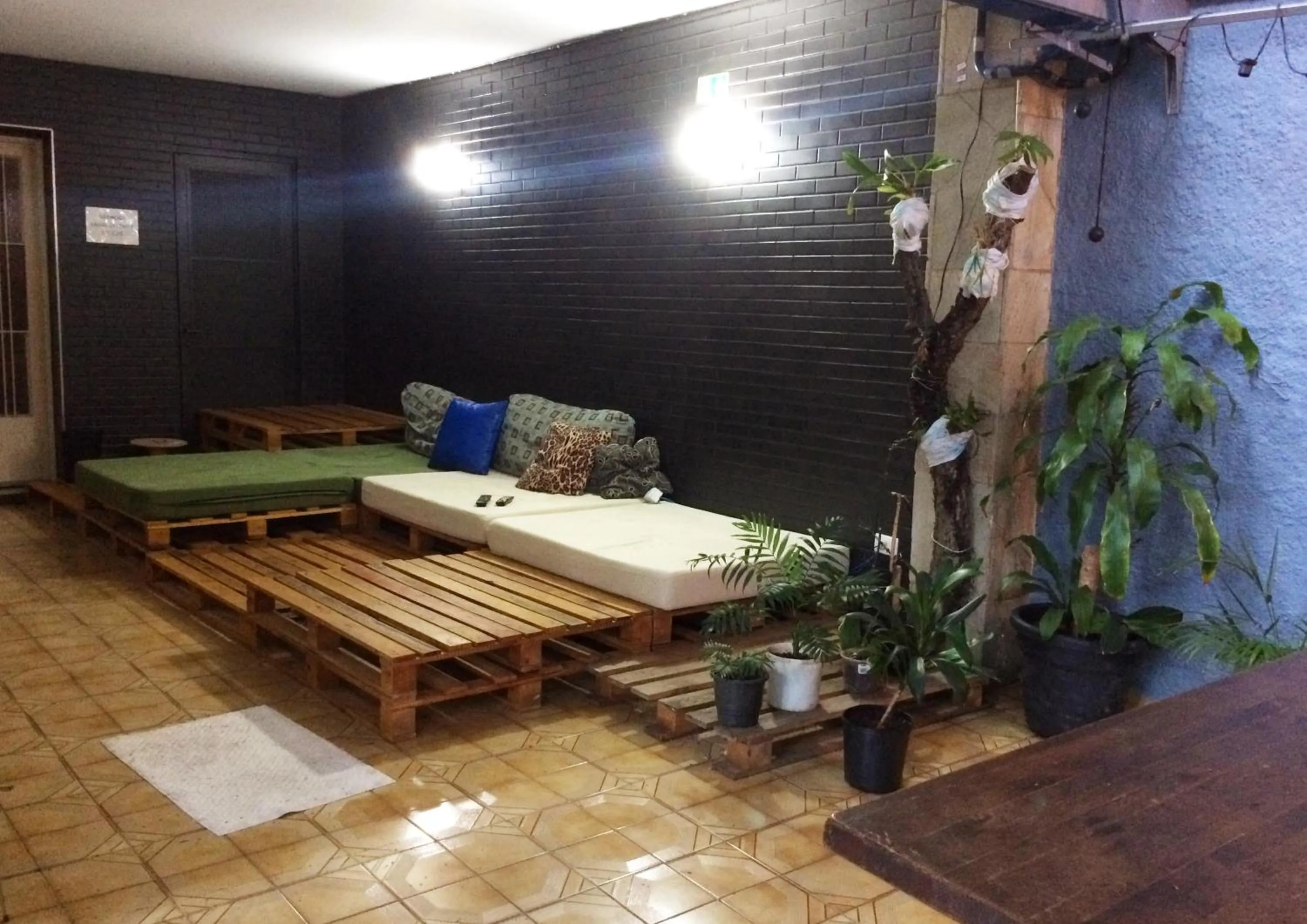 Communal lounge/ TV room in Micasa Hostel - Congonhas