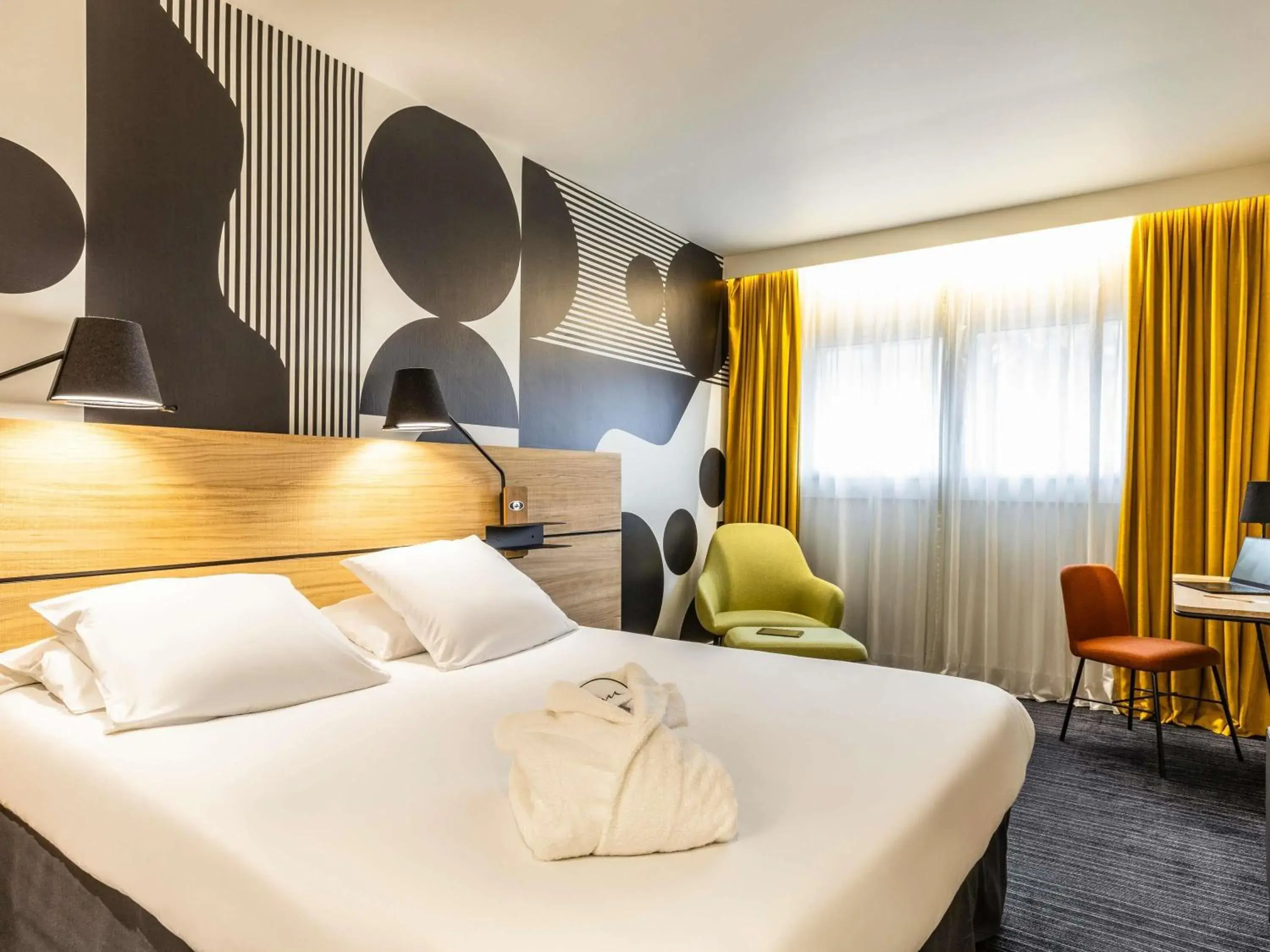 Bedroom, Bed in Mercure Metz Centre Bedroom, Bed in Mercure Metz Centre