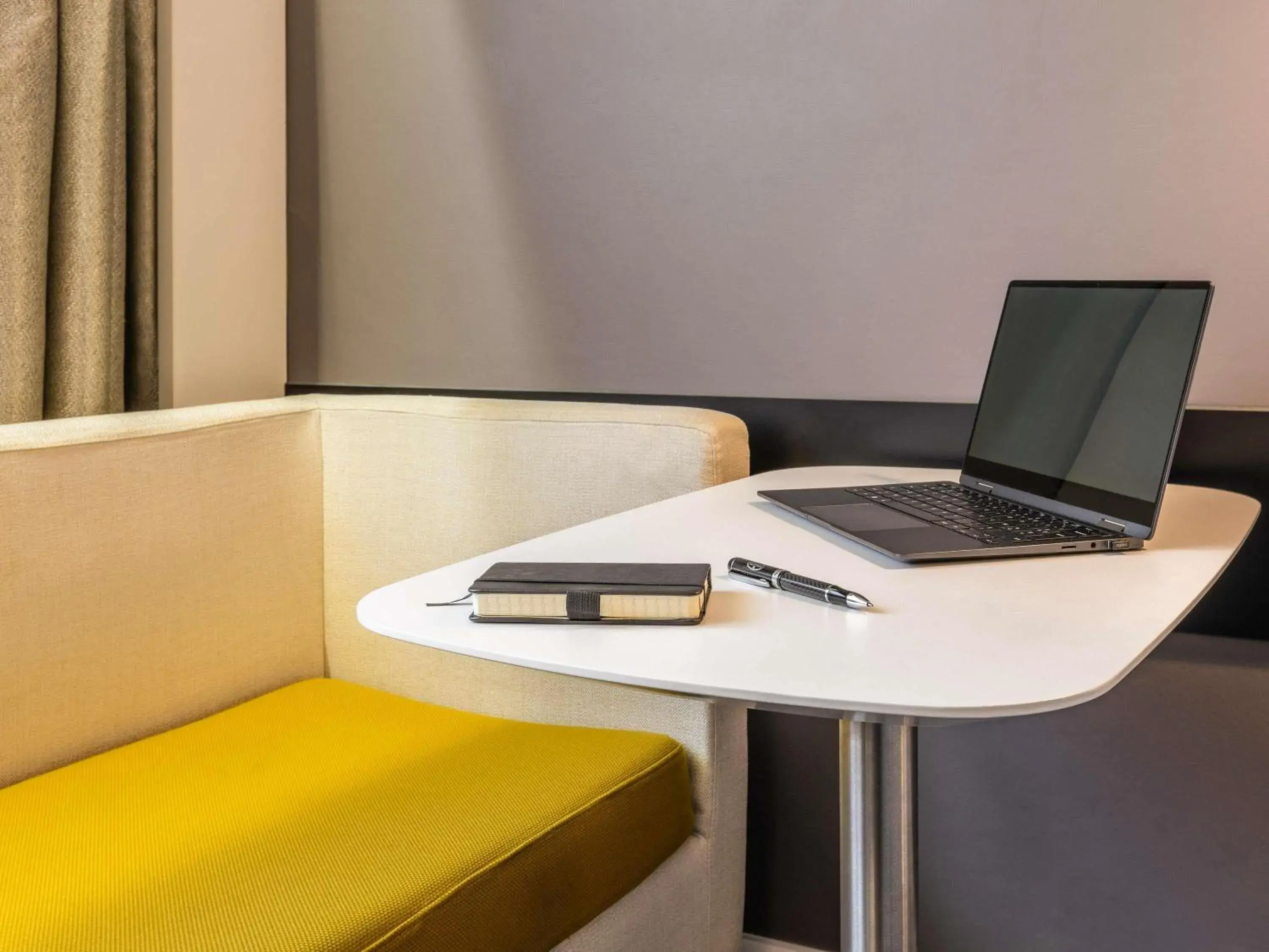 Classic Twin Room in Mercure Metz Centre Classic Twin Room in Mercure Metz Centre