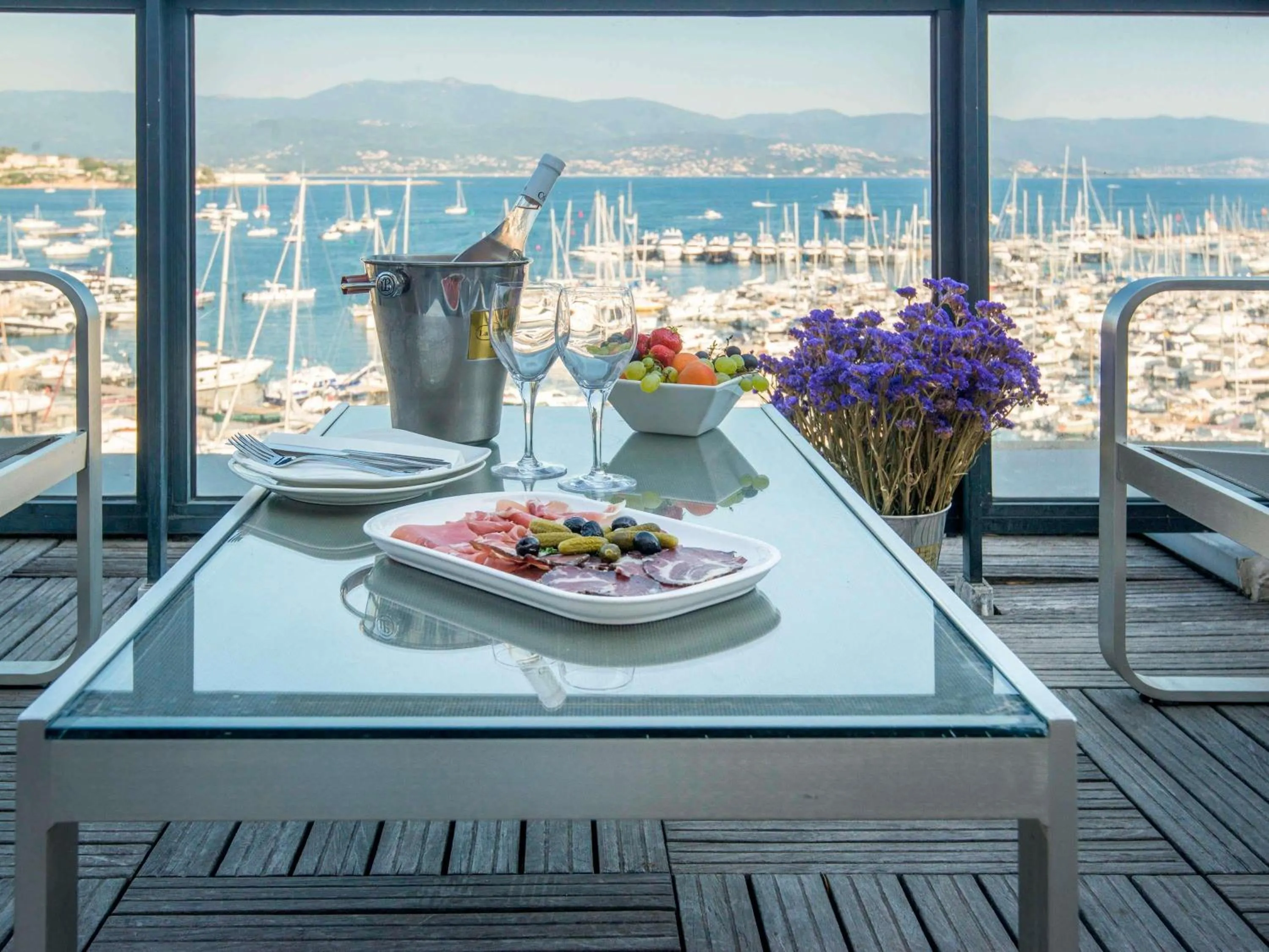 Lounge or bar in Mercure Ajaccio