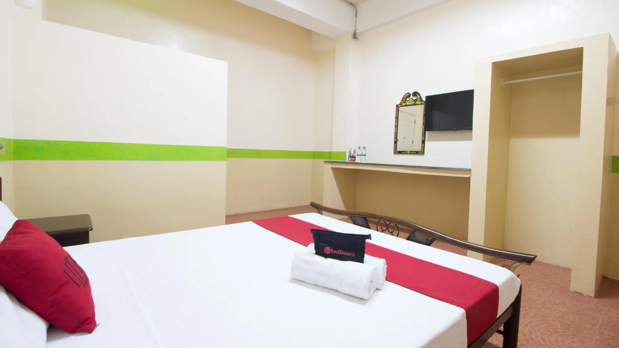 Bed in RedDoorz at Praferosa Resort Hotel Calamba