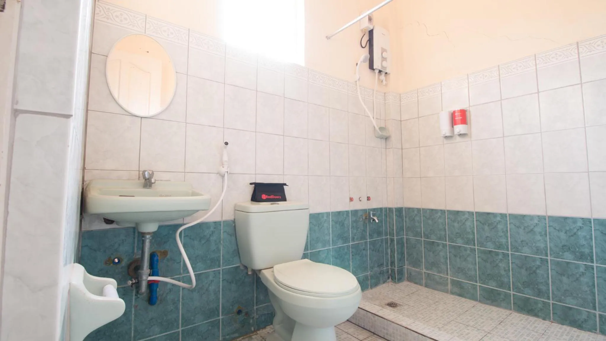 Shower in RedDoorz at Praferosa Resort Hotel Calamba