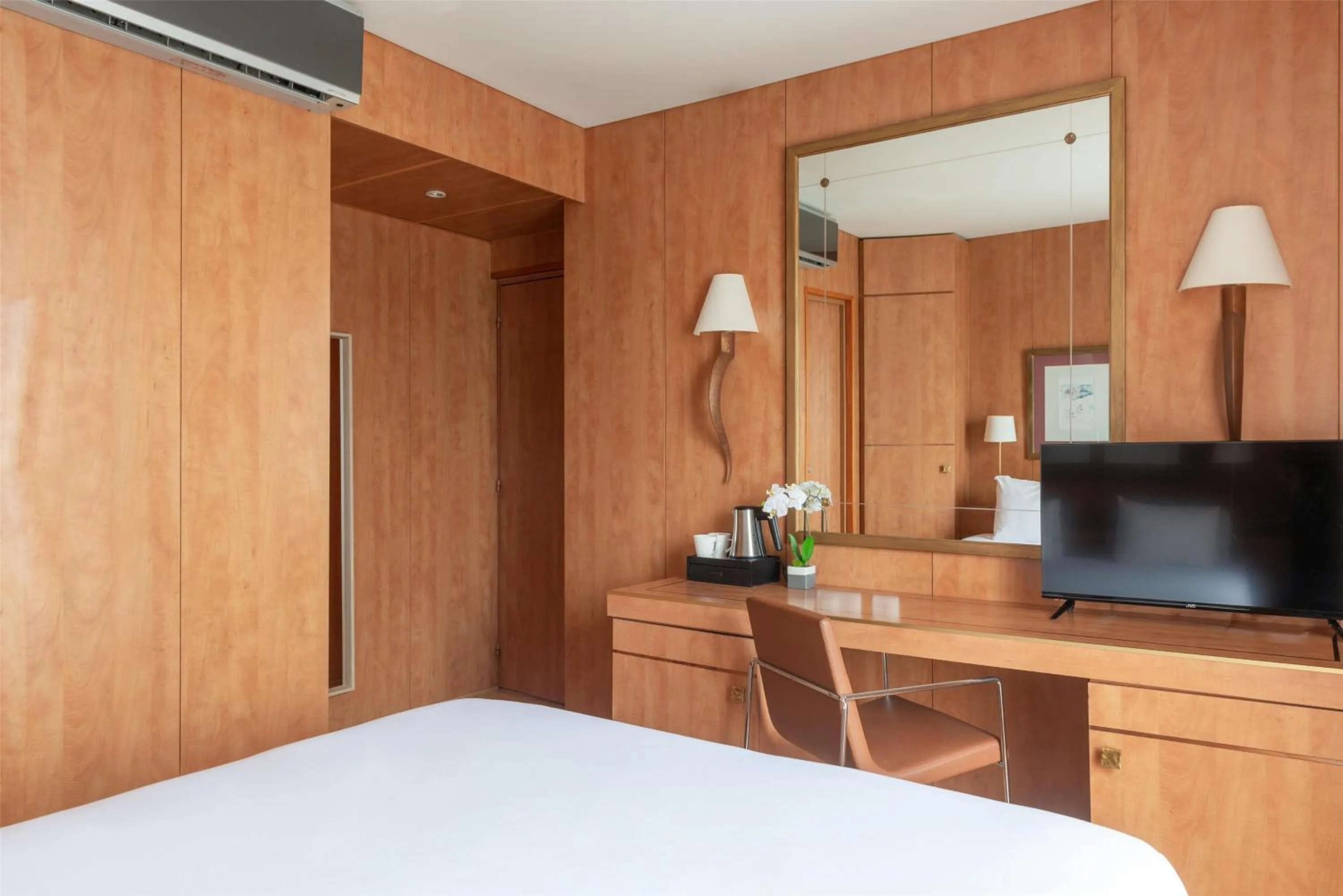 Bedroom, Bed in Best Western Ronceray Opéra