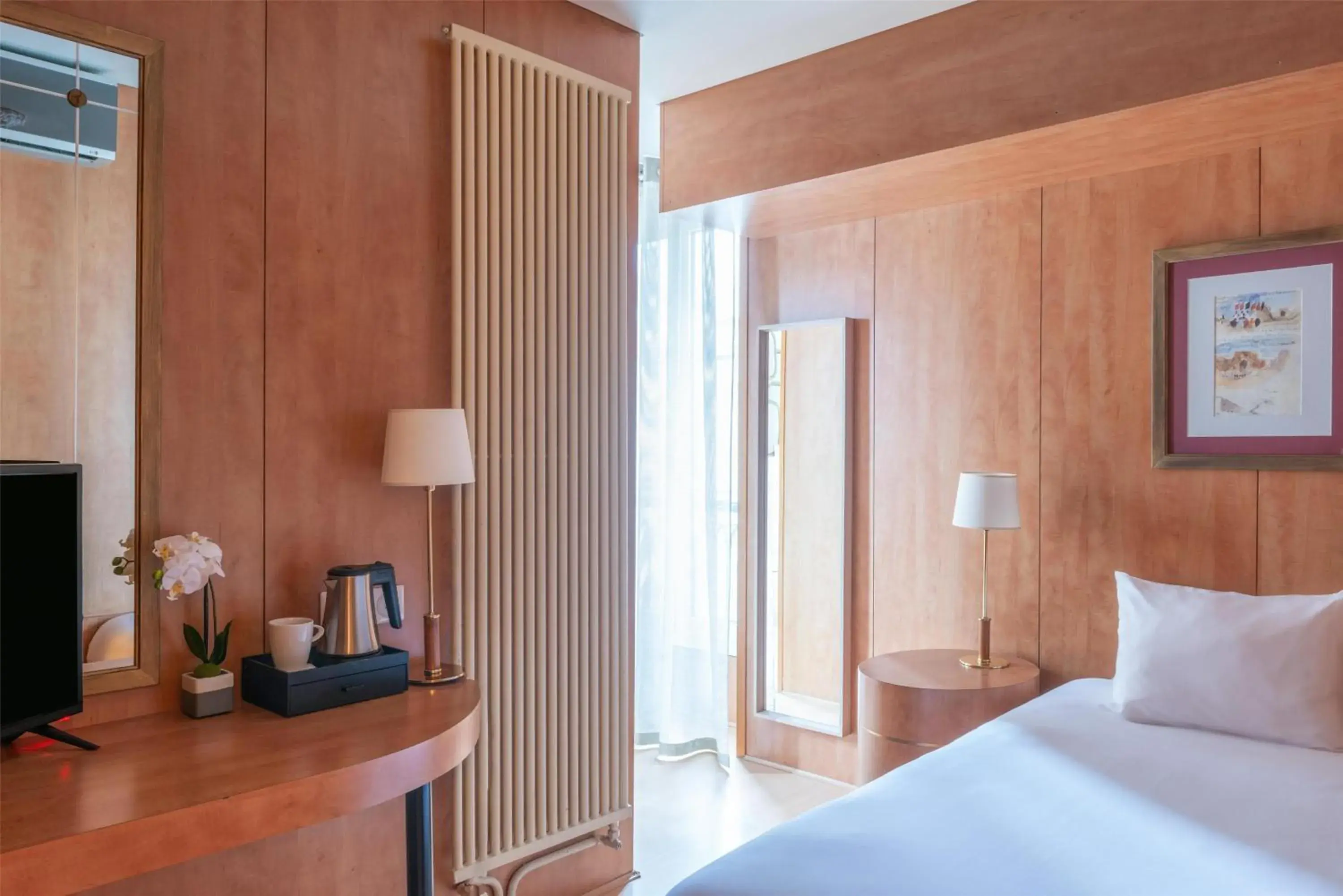 Bedroom, Bed in Best Western Ronceray Opéra Bedroom, Bed in Best Western Ronceray Opéra