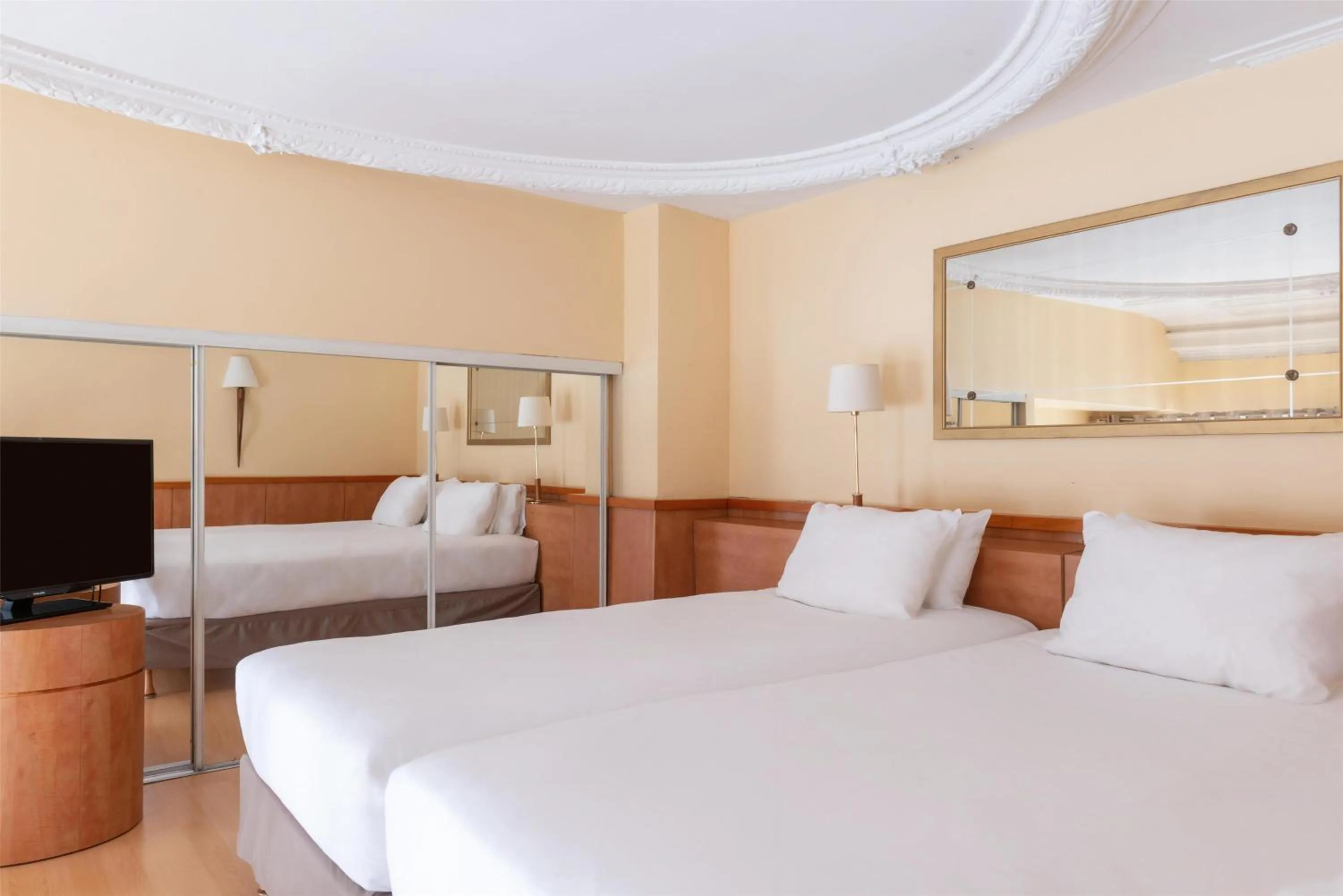 Bedroom, Bed in Best Western Ronceray Opéra