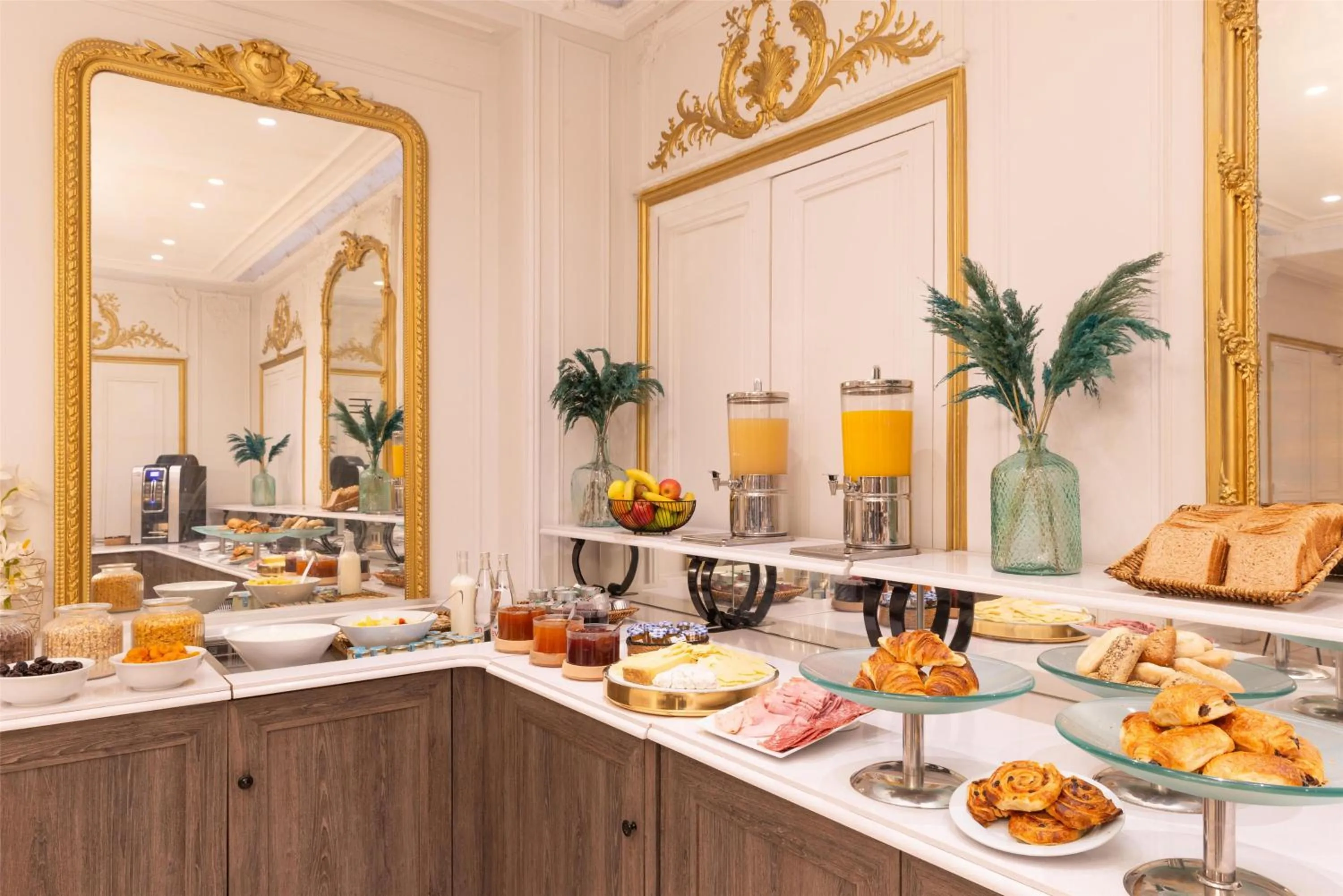 Breakfast in Best Western Ronceray Opéra