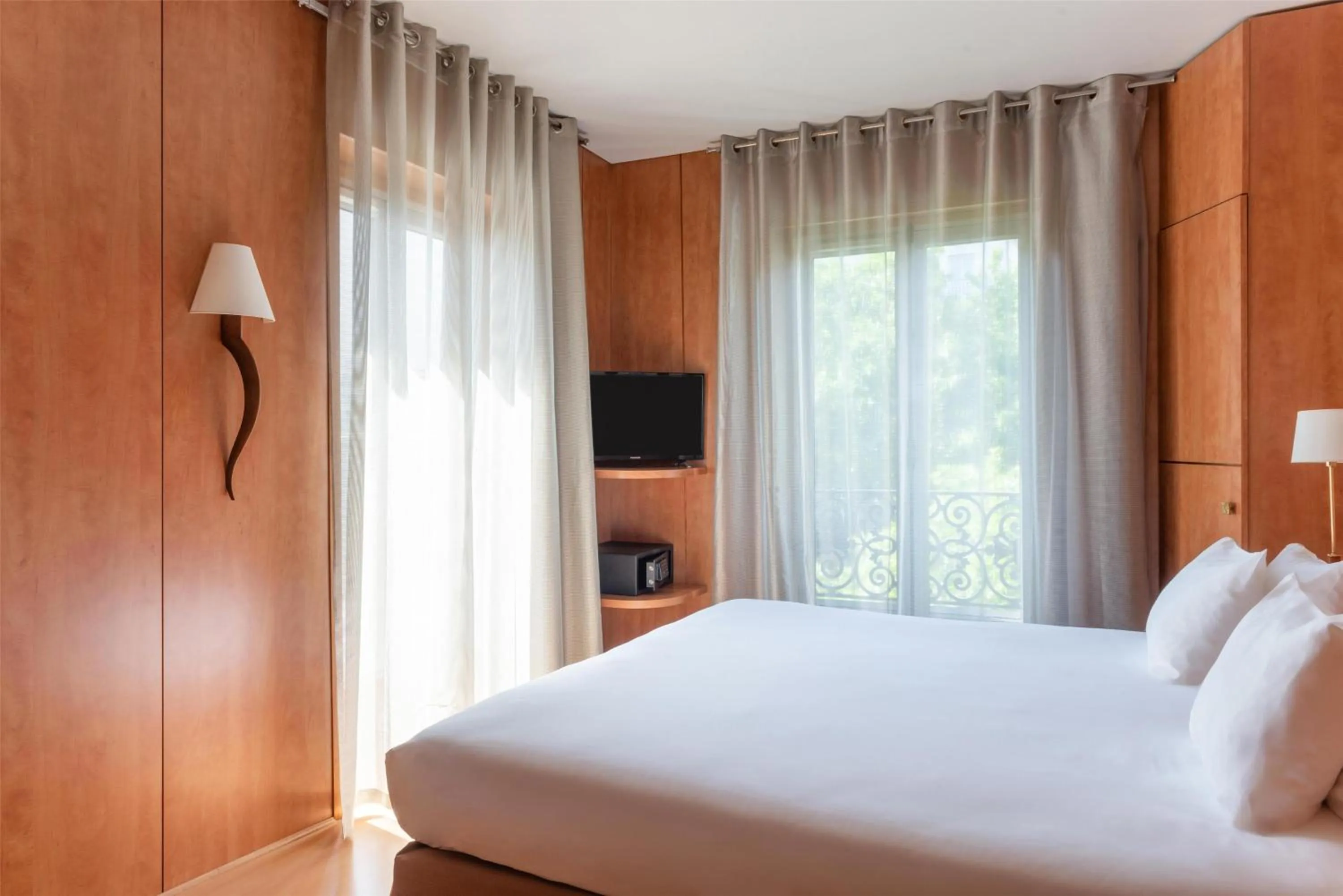 Bedroom, Bed in Best Western Ronceray Opéra