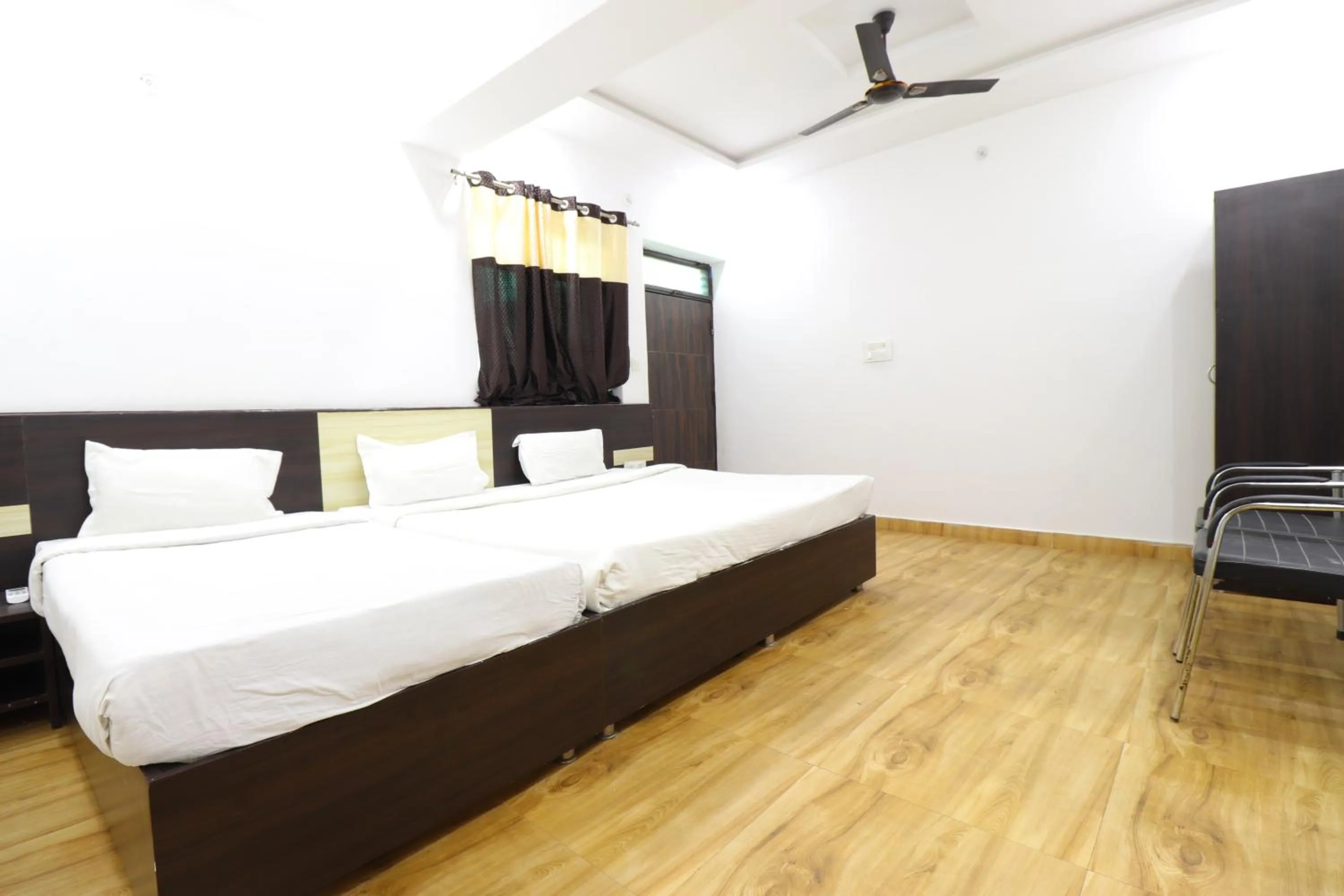 Bed in Taj 3 Star Hotel Agra Near Taj Mahal