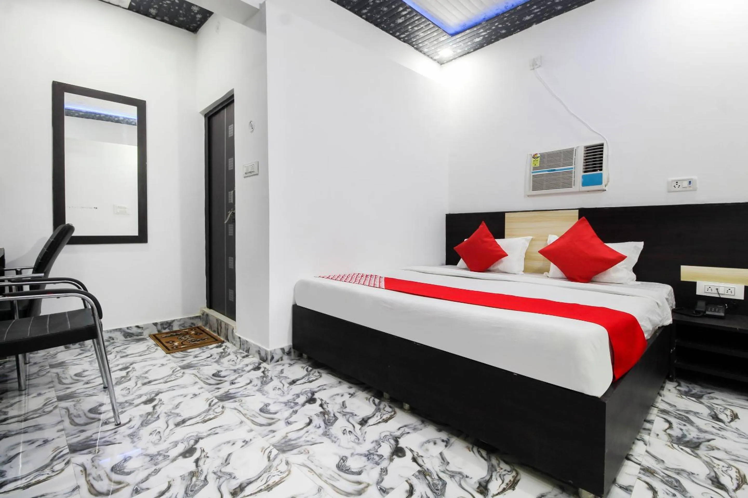 Bedroom, Bed in Taj 3 Star Hotel Agra Near Taj Mahal