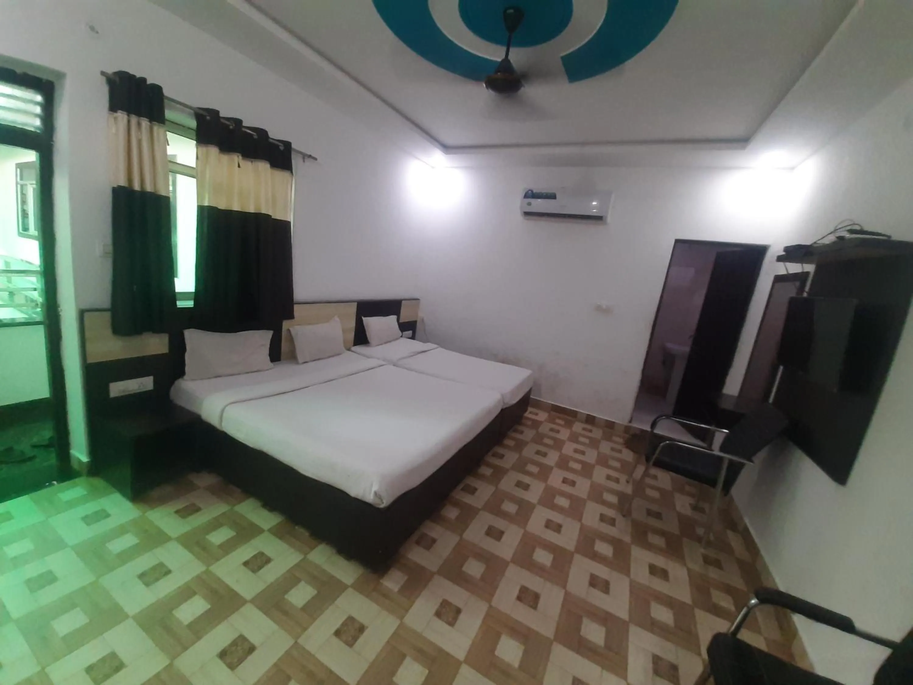 Bed in Taj 3 Star Hotel Agra Near Taj Mahal