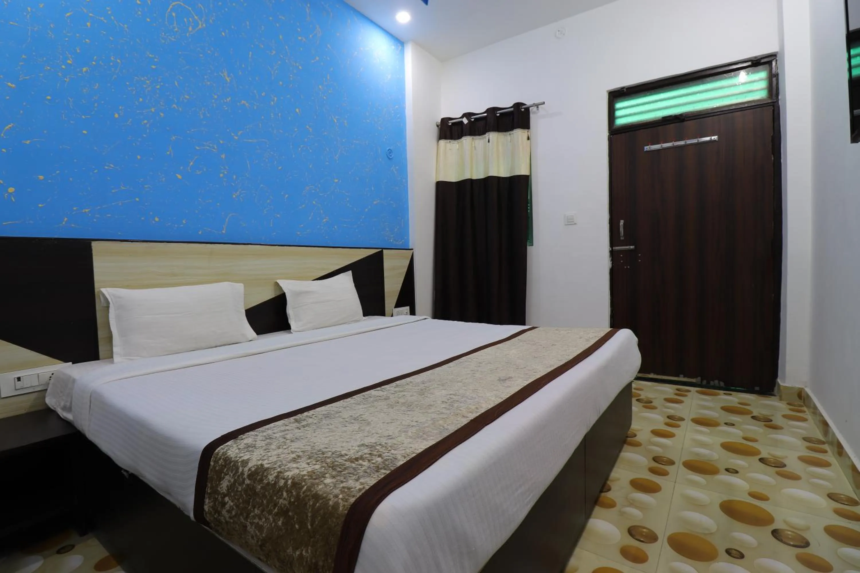 Bed in Taj 3 Star Hotel Agra Near Taj Mahal