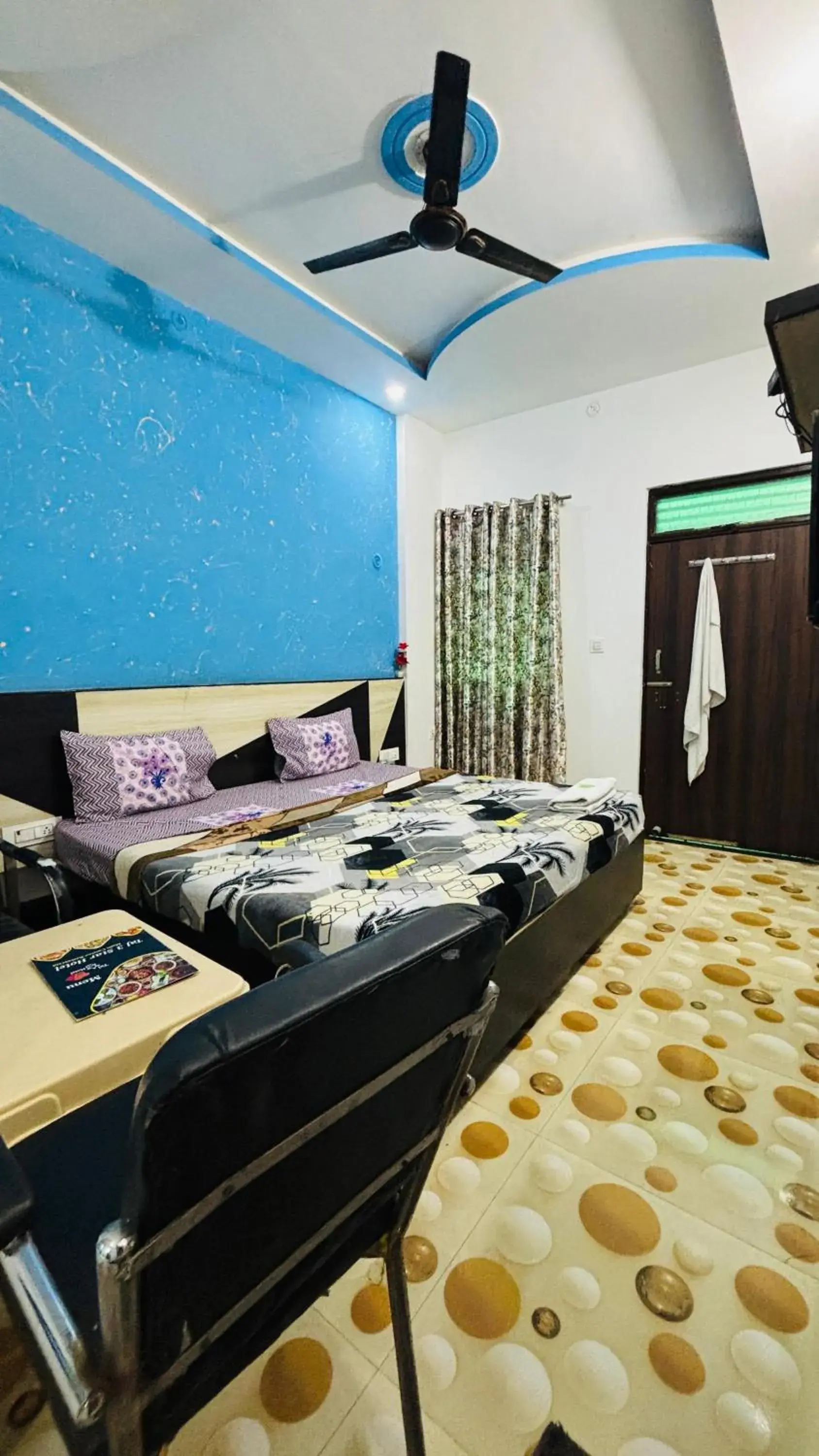 Bed in Taj 3 Star Hotel Agra Near Taj Mahal Bed in Taj 3 Star Hotel Agra Near Taj Mahal