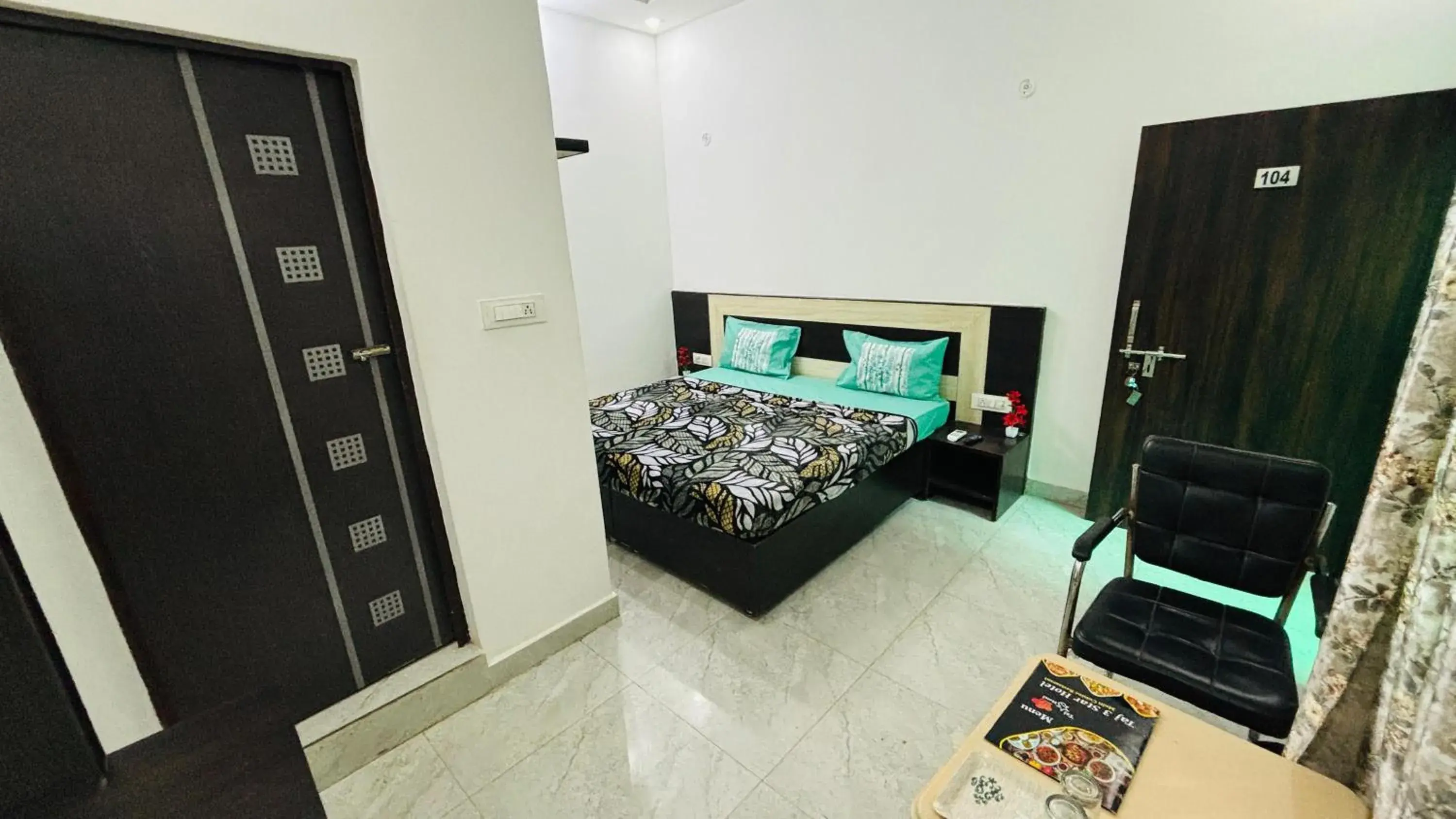 Bed in Taj 3 Star Hotel Agra Near Taj Mahal Bed in Taj 3 Star Hotel Agra Near Taj Mahal