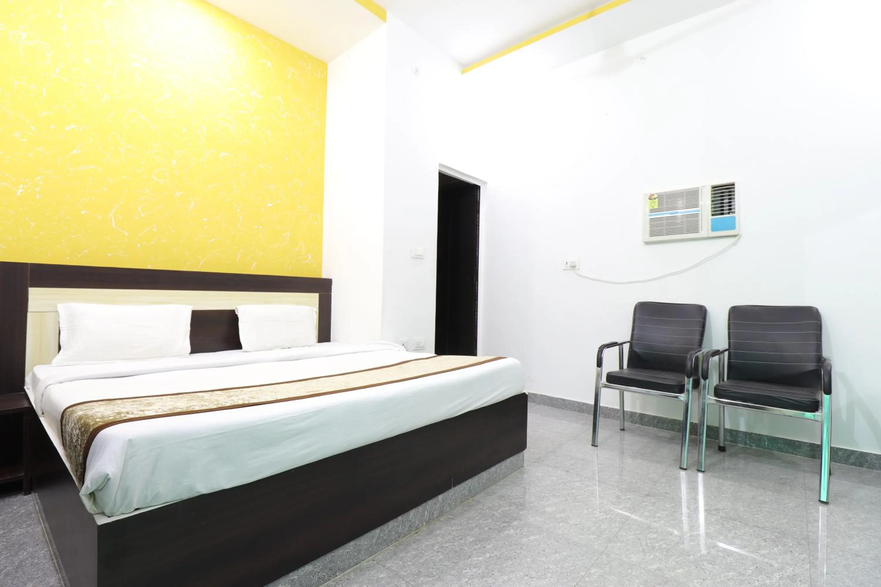 Bed in Taj 3 Star Hotel Agra Near Taj Mahal