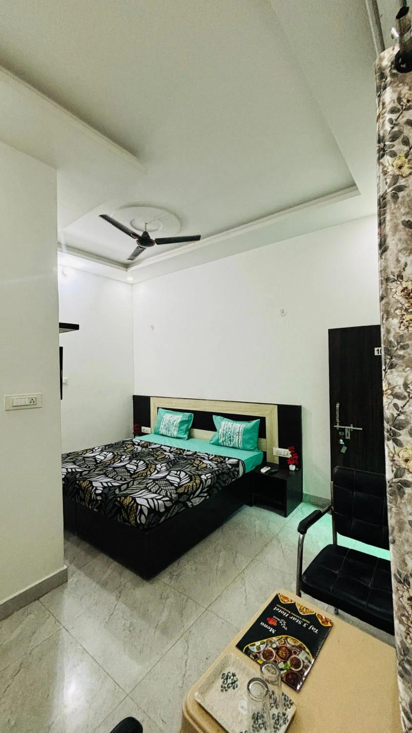 Bed in Taj 3 Star Hotel Agra Near Taj Mahal