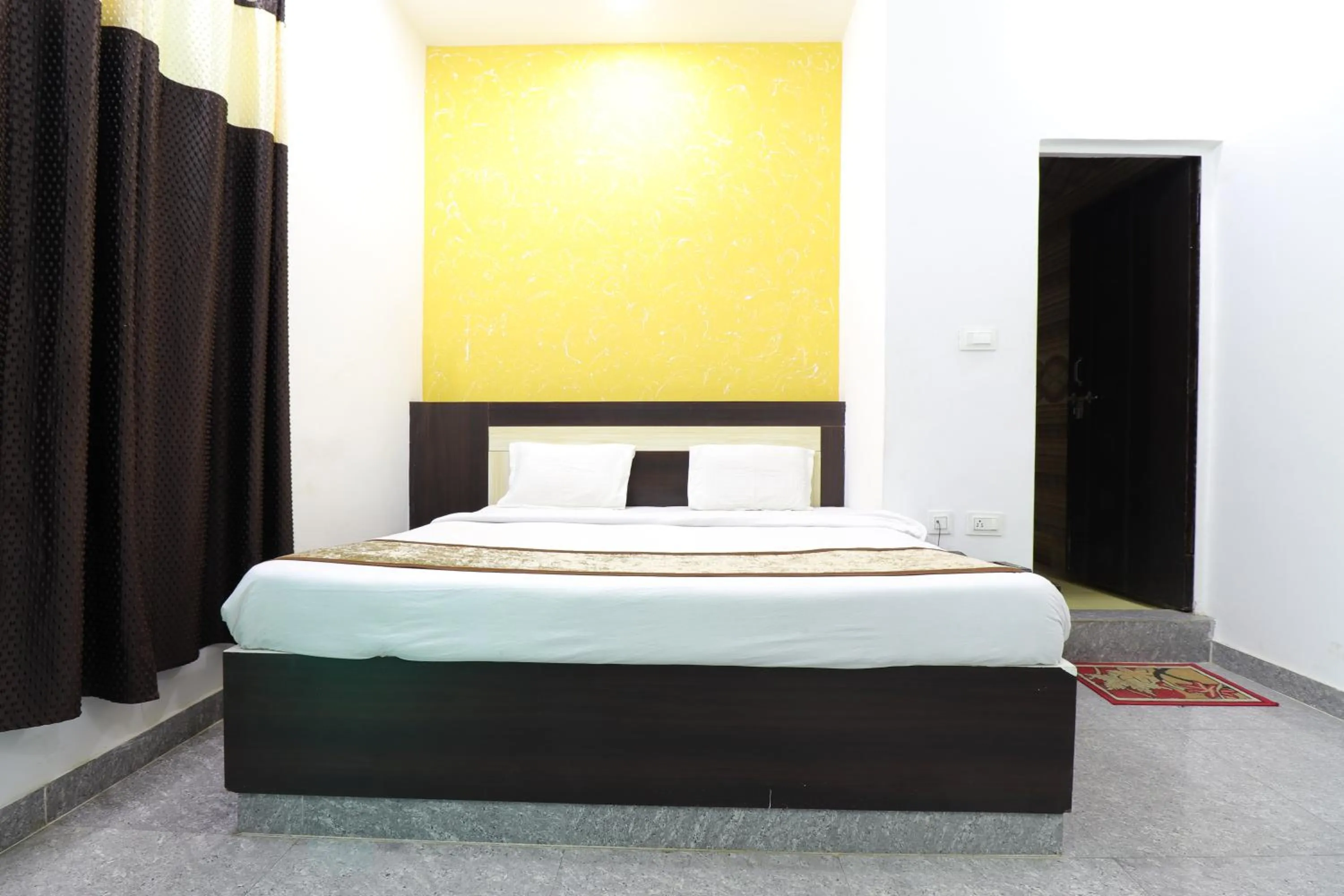 Bed in Taj 3 Star Hotel Agra Near Taj Mahal