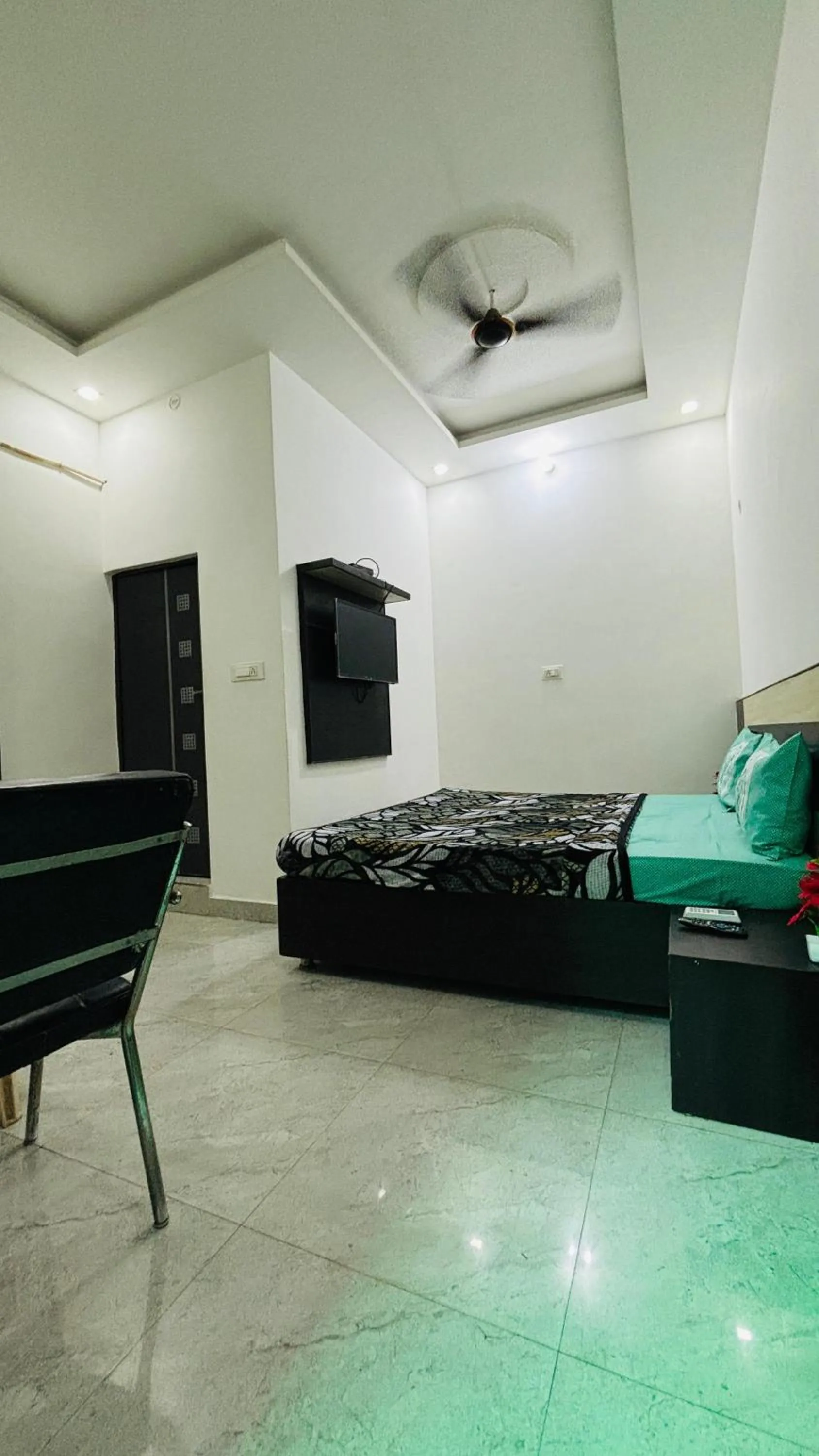 Bed in Taj 3 Star Hotel Agra Near Taj Mahal