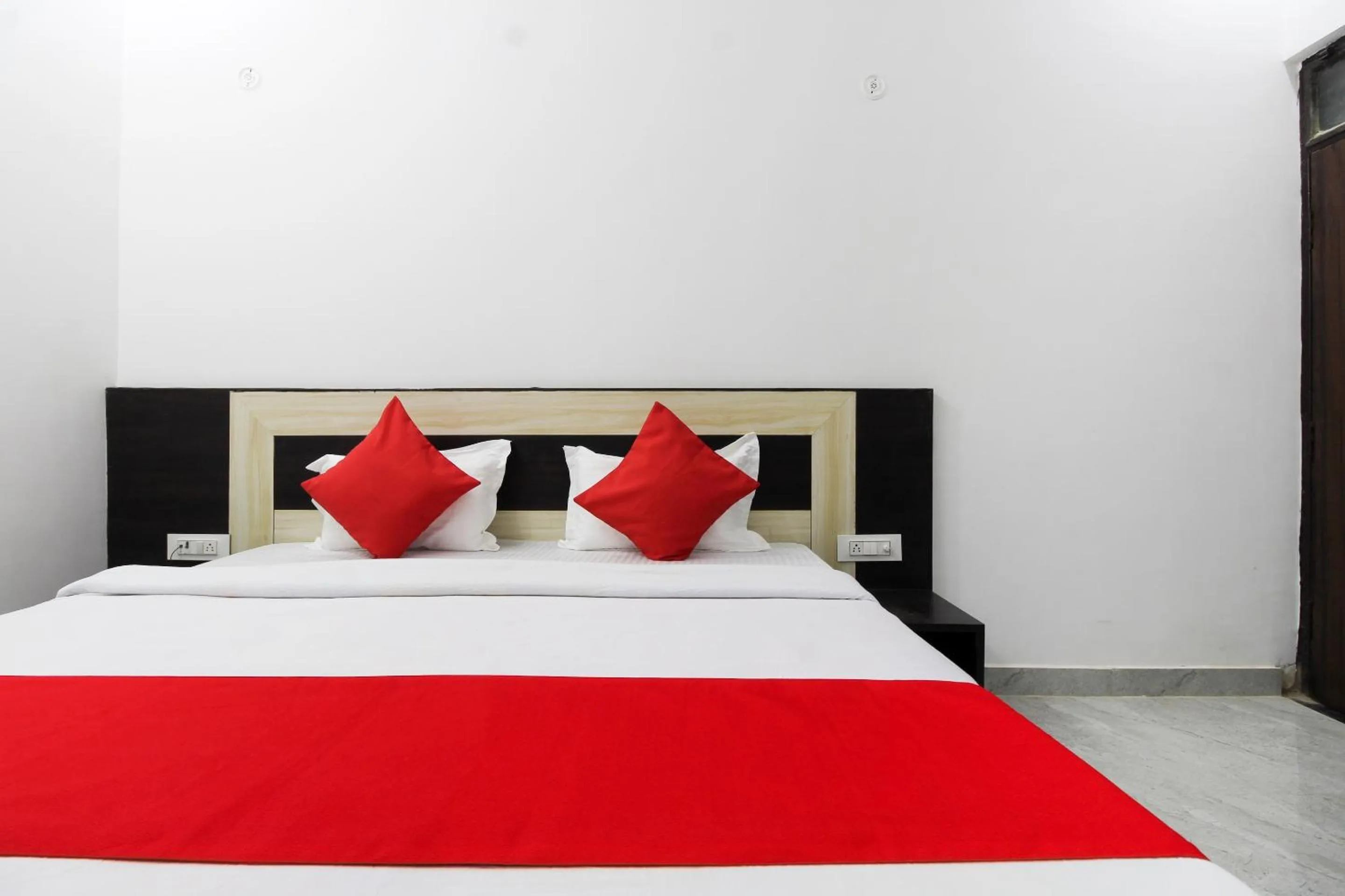 Bedroom, Bed in Taj 3 Star Hotel Agra Near Taj Mahal