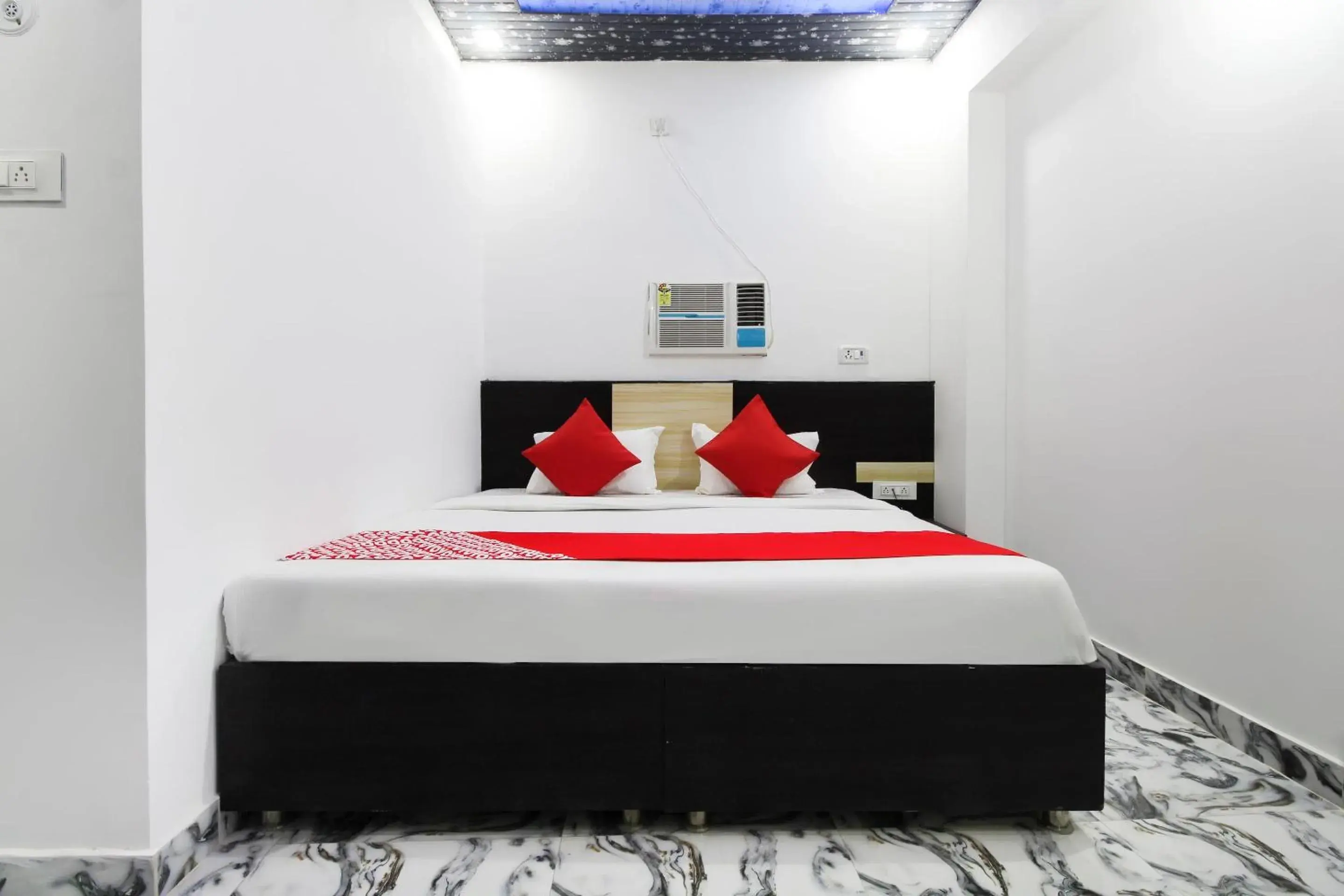 Bedroom, Bed in Taj 3 Star Hotel Agra Near Taj Mahal Bedroom, Bed in Taj 3 Star Hotel Agra Near Taj Mahal