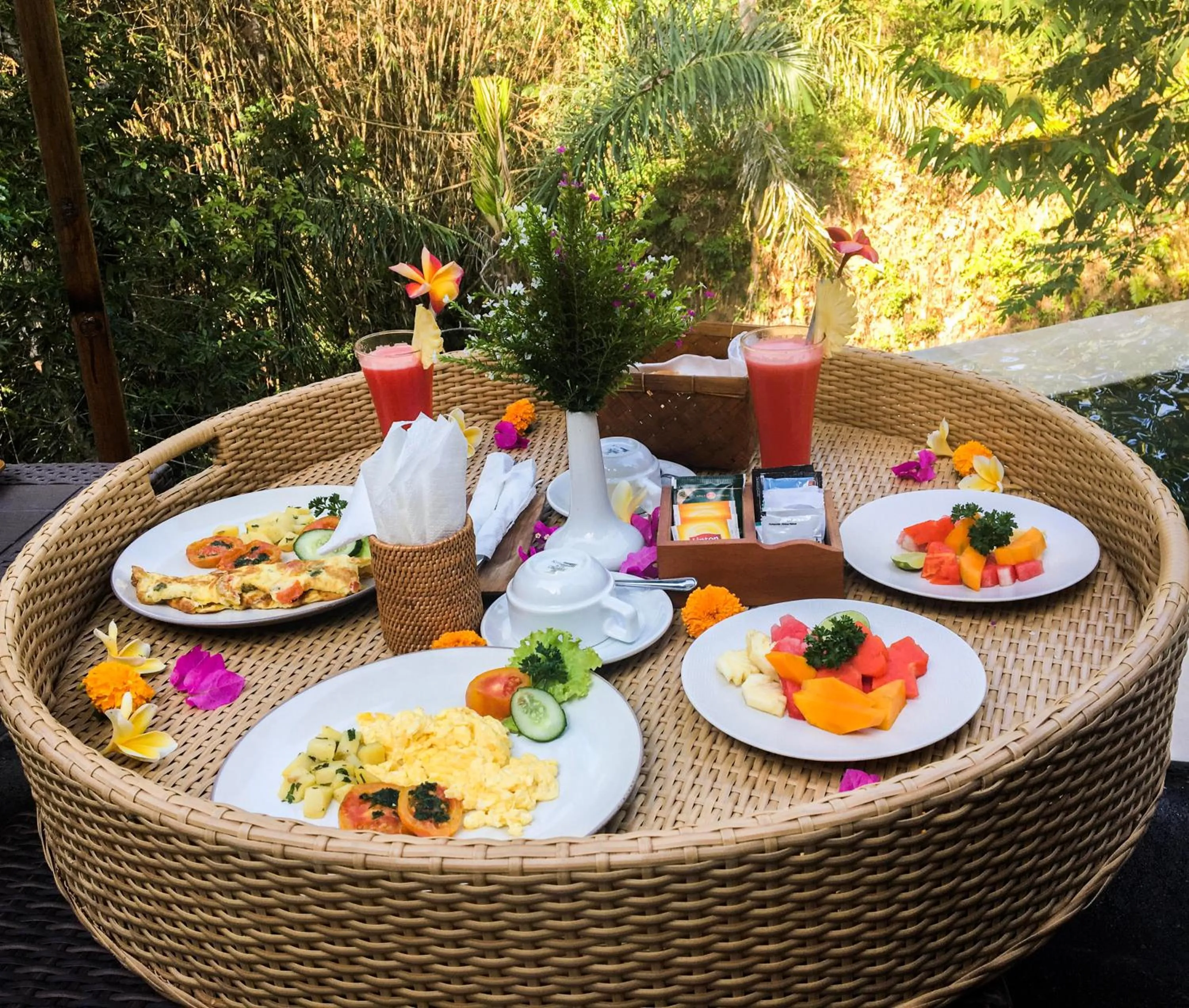 Food and drinks in The Jungle Villa Family