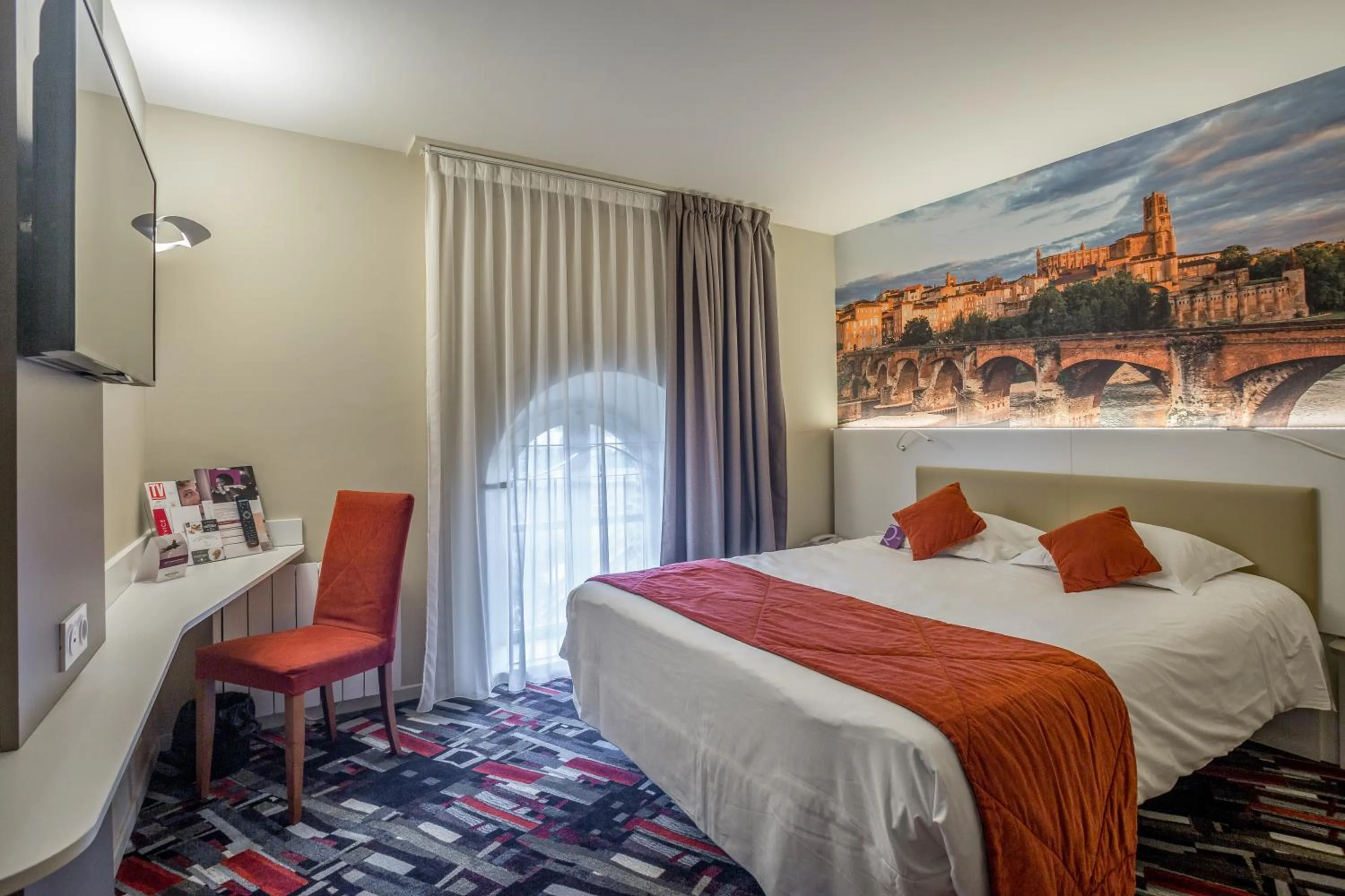 Photo of the whole room, Bed in Mercure Albi Rives du Tarn