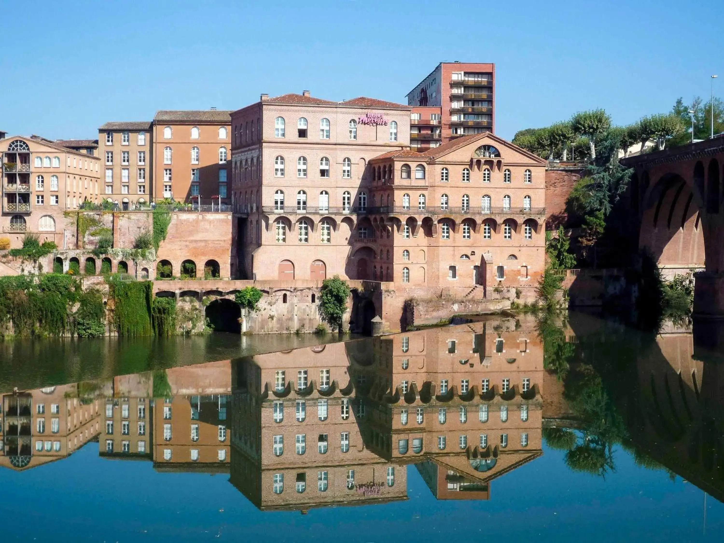 Property building in Mercure Albi Rives du Tarn Property building in Mercure Albi Rives du Tarn
