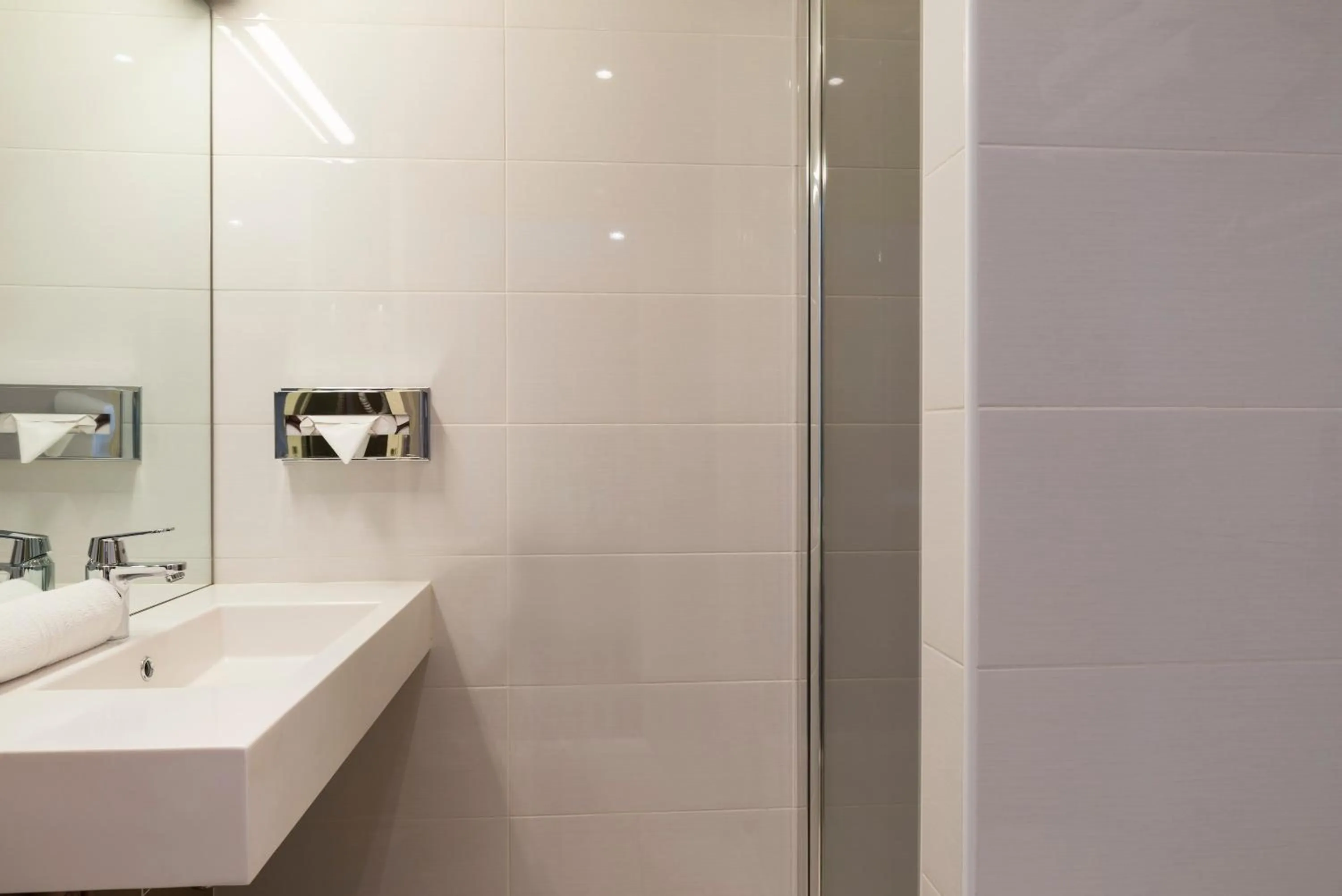 Bathroom in BRIT HOTEL Confort Le Limouzi TULLE