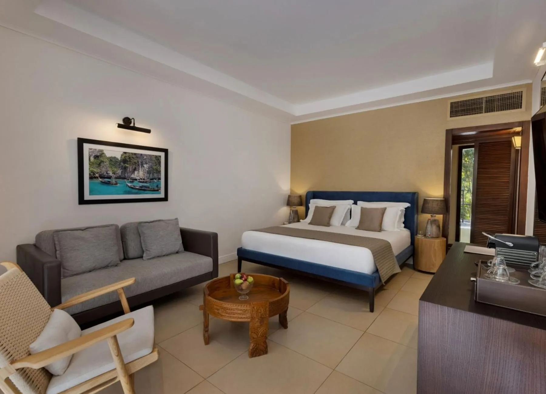 Bedroom, Bed in Herbert Samuel Royal Shangri-La Eilat