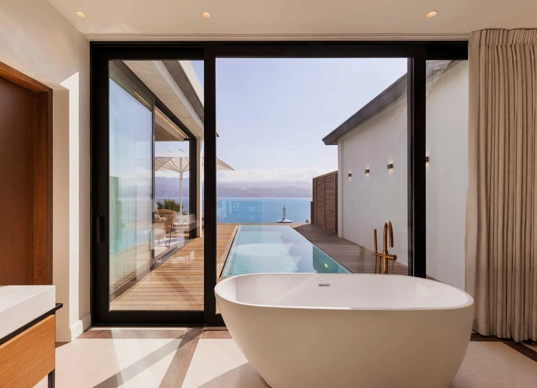 Shower in Herbert Samuel Royal Shangri-La Eilat